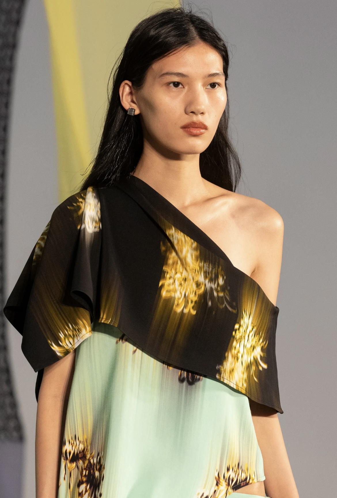 Надписи на губах и прически как в детстве: бьюти-тренды Недель моды в Нью-Йорке и Лондоне (фото 45)