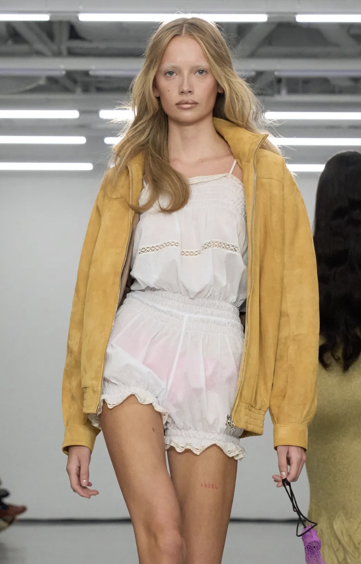 Надписи на губах и прически как в детстве: бьюти-тренды Недель моды в Нью-Йорке и Лондоне (фото 41)