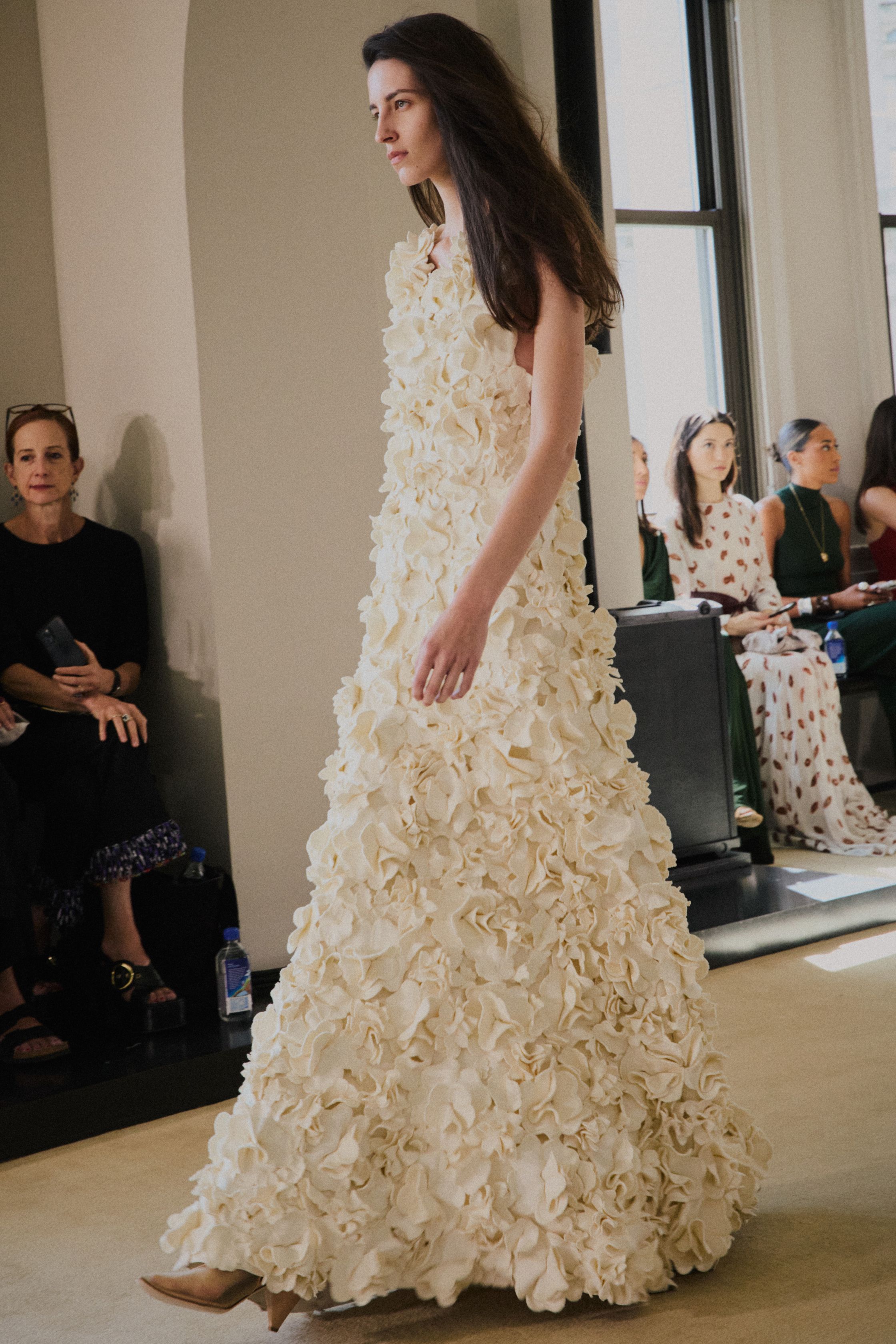 Чем запомнились Недели моды весна-лето 2026 в Нью-Йорке и Лондоне. Хайлайты будущего сезона (фото 7)