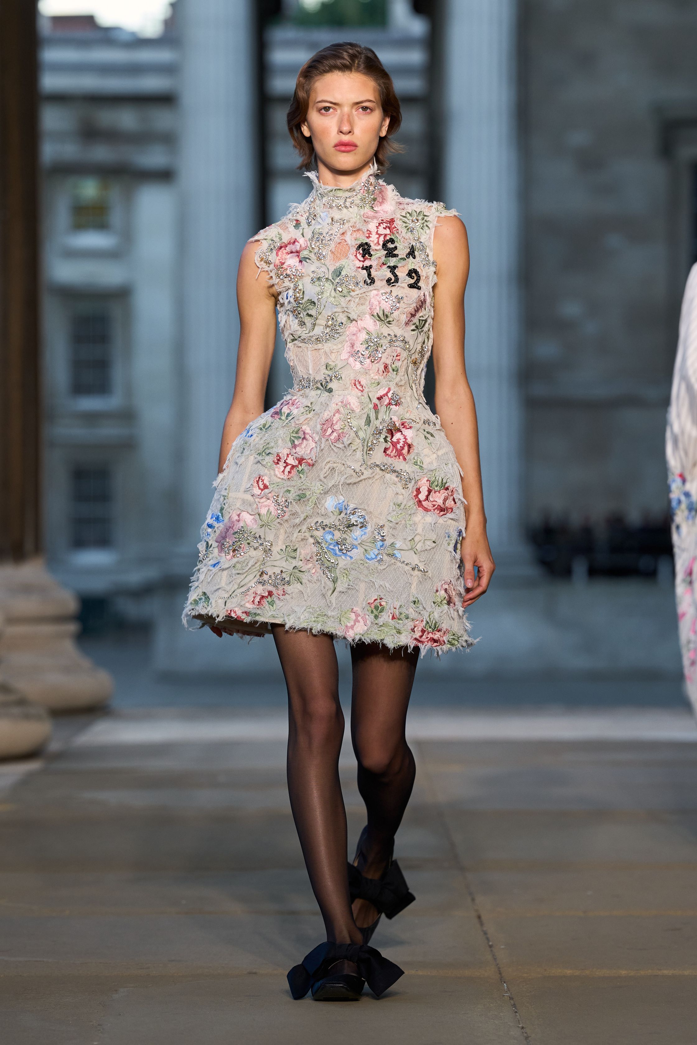 Чем запомнились Недели моды весна-лето 2026 в Нью-Йорке и Лондоне. Хайлайты будущего сезона (фото 12)