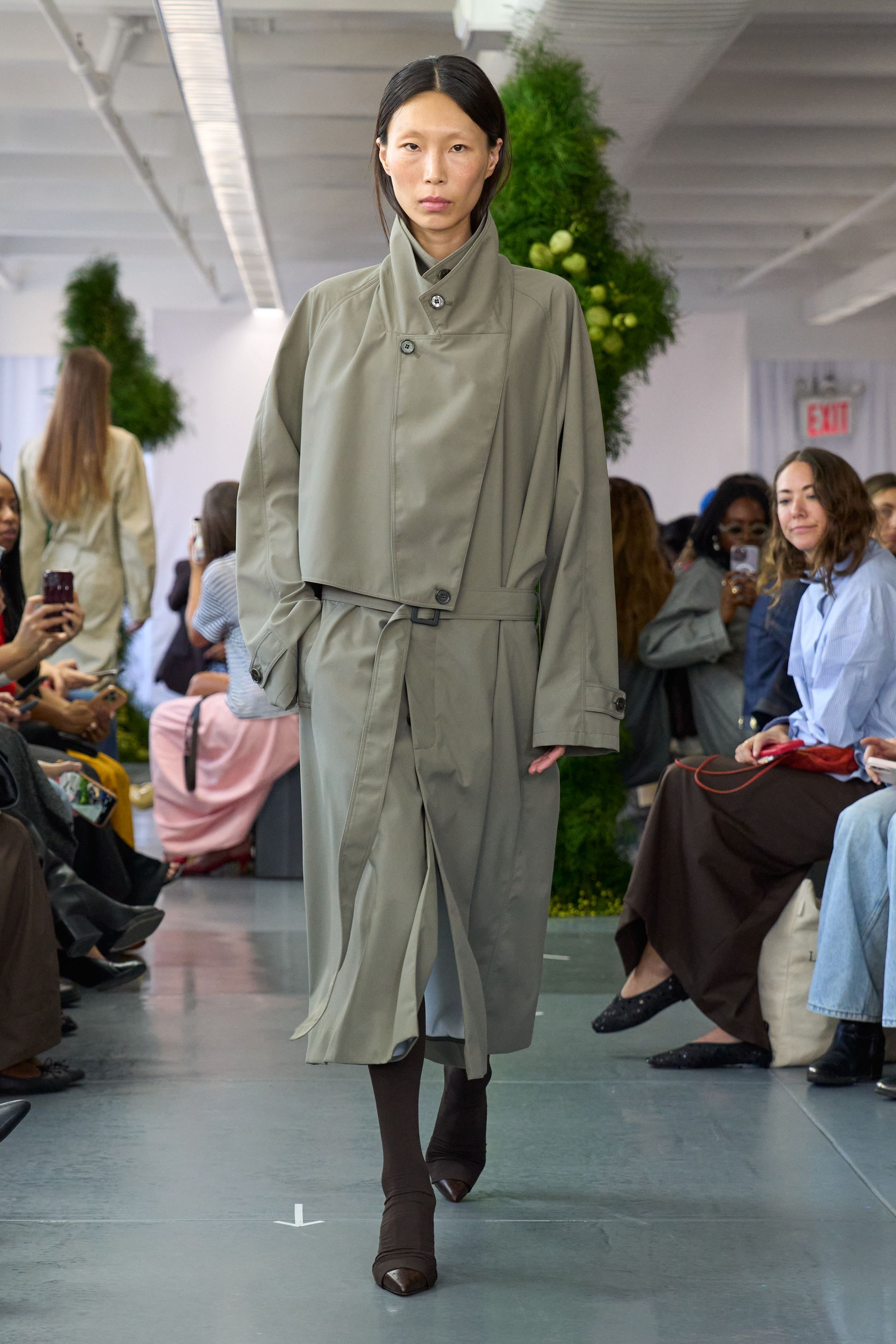 Чем запомнились Недели моды весна-лето 2026 в Нью-Йорке и Лондоне. Хайлайты будущего сезона (фото 41)