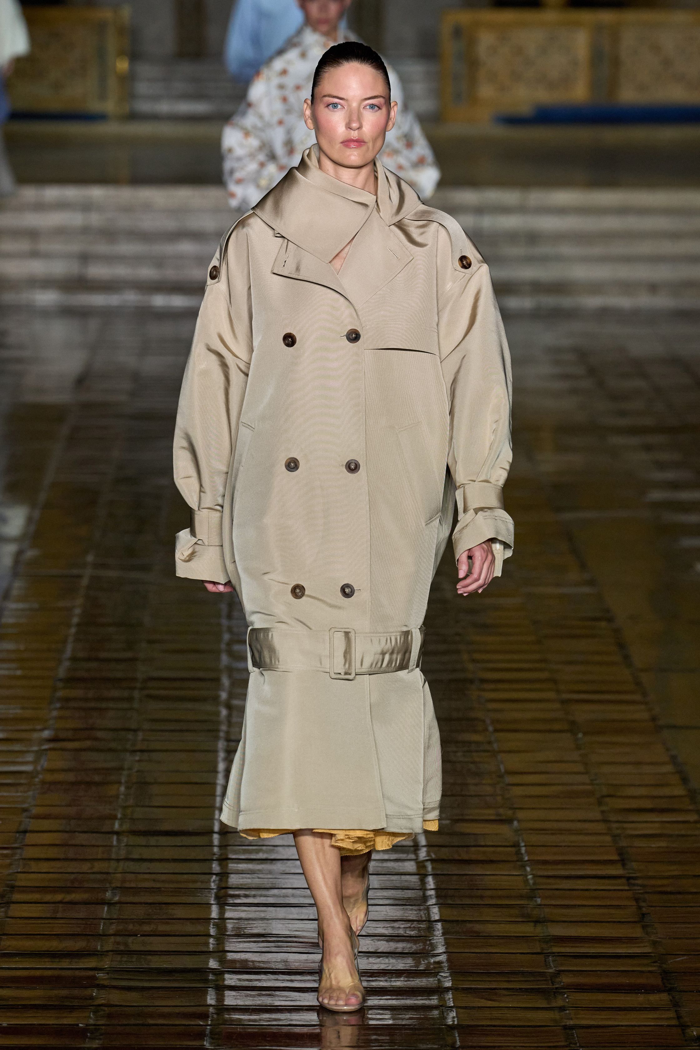 Чем запомнились Недели моды весна-лето 2026 в Нью-Йорке и Лондоне. Хайлайты будущего сезона (фото 47)