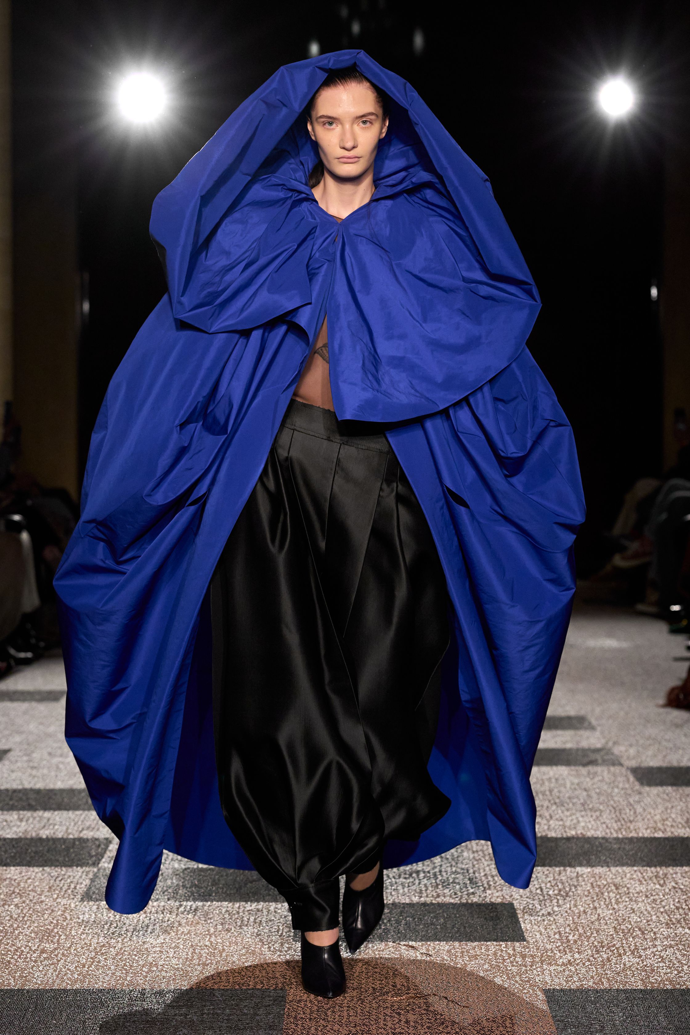 Чем запомнились Недели моды весна-лето 2026 в Нью-Йорке и Лондоне. Хайлайты будущего сезона (фото 49)