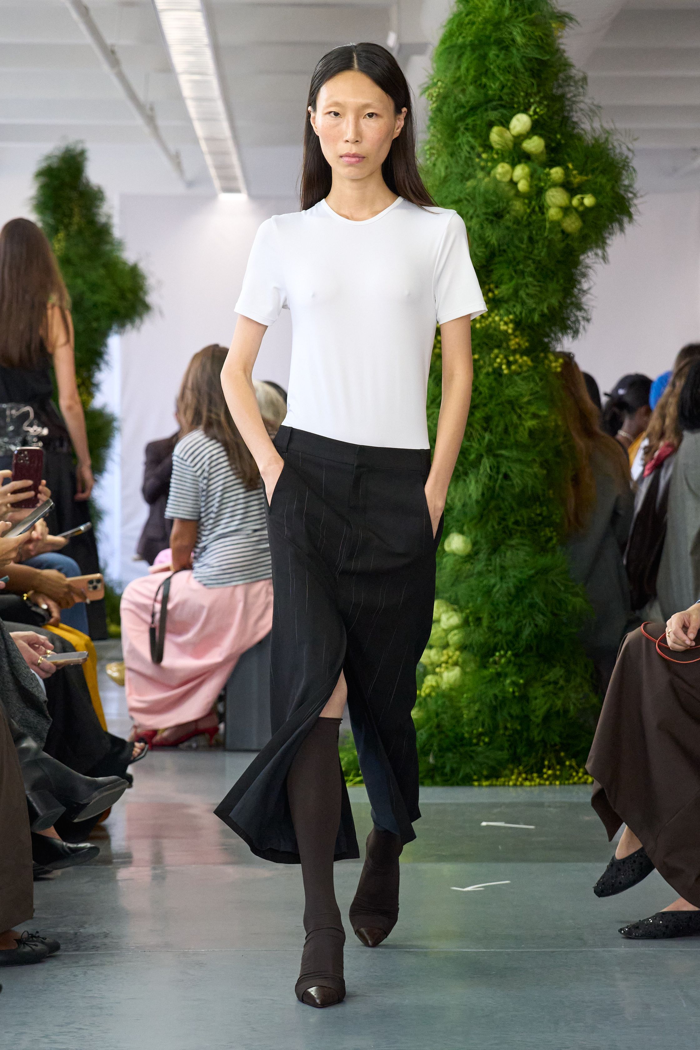 Чем запомнились Недели моды весна-лето 2026 в Нью-Йорке и Лондоне. Хайлайты будущего сезона (фото 57)