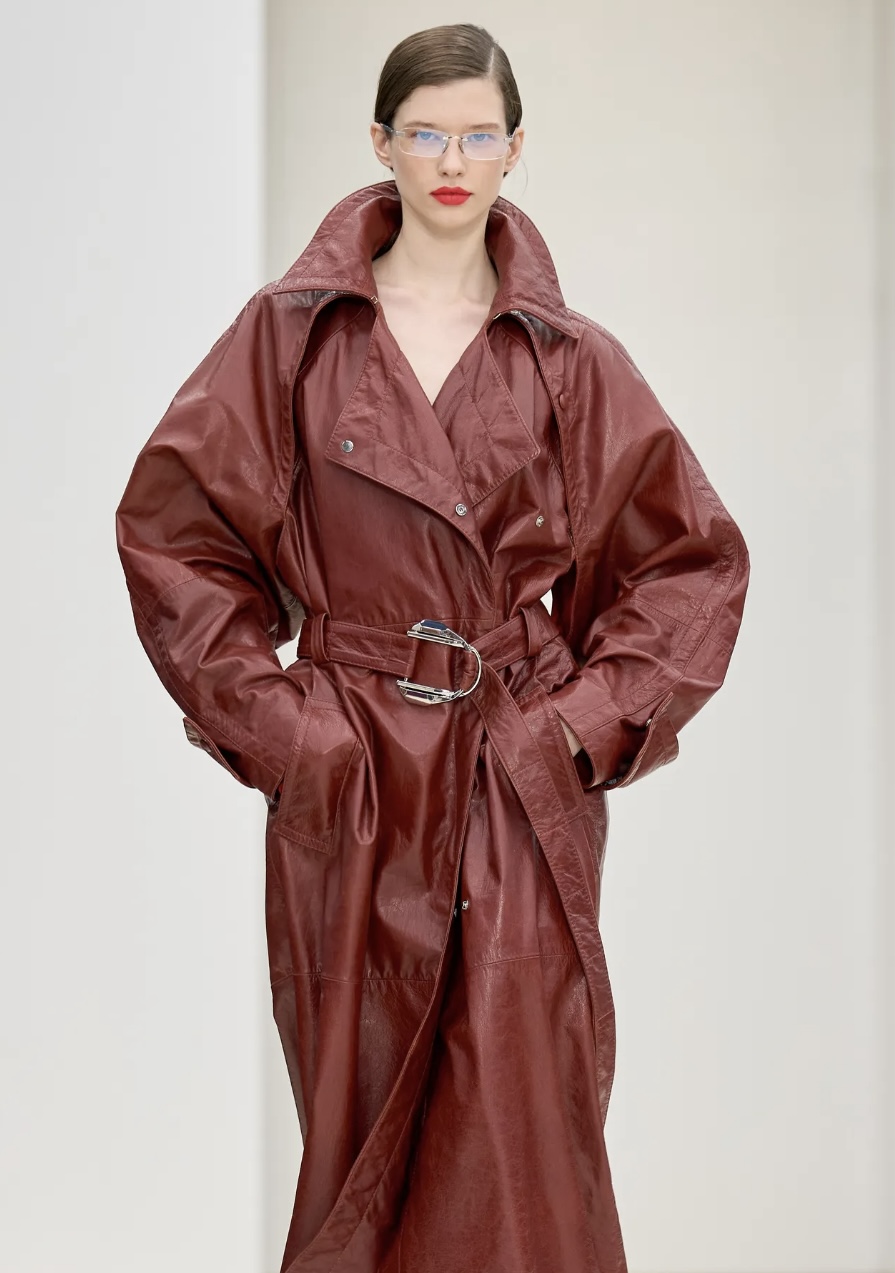 Перья на бровях и укладки «как из пены морской»: бьюти-тренды Недели моды в Милане (фото 1)