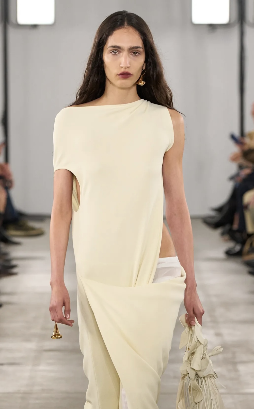 Перья на бровях и укладки «как из пены морской»: бьюти-тренды Недели моды в Милане (фото 3)