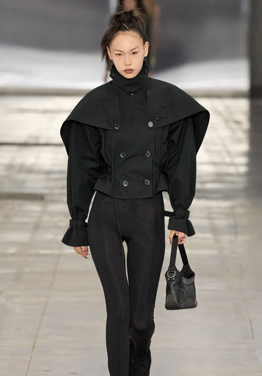 Перья на бровях и укладки «как из пены морской»: бьюти-тренды Недели моды в Милане (фото 4)