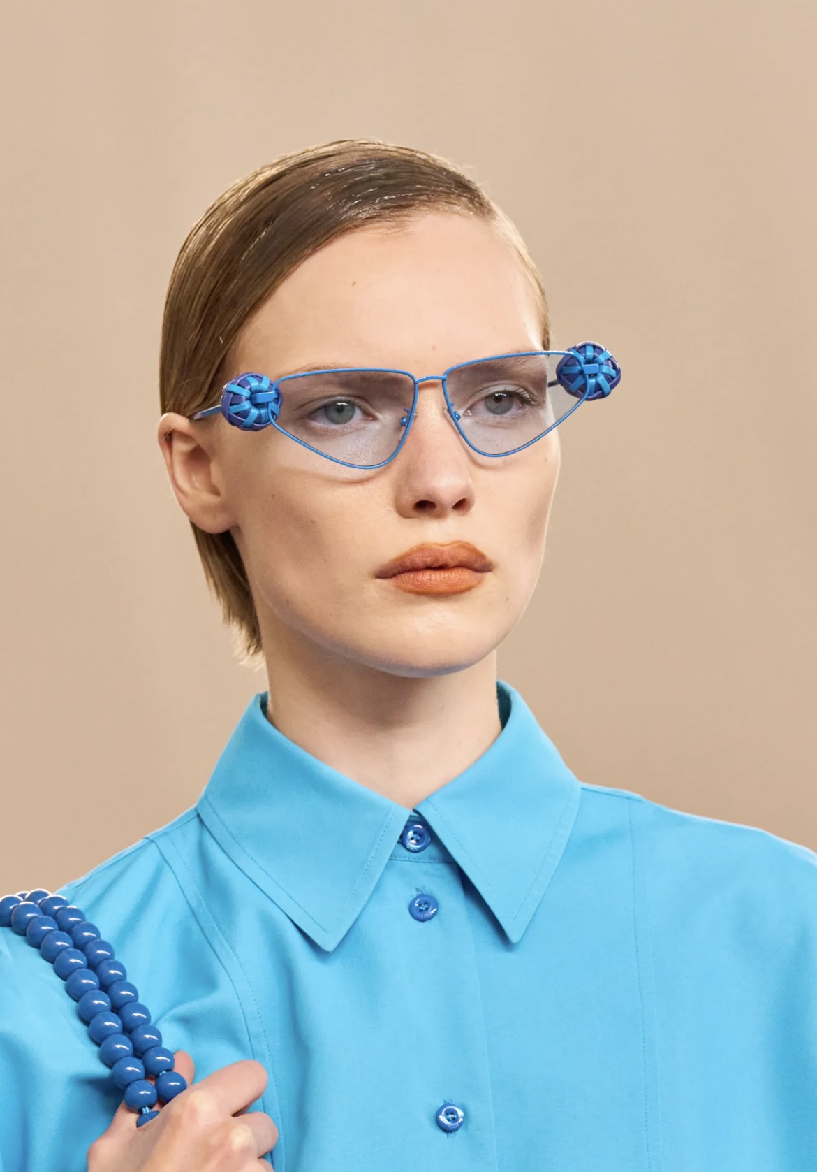 Перья на бровях и укладки «как из пены морской»: бьюти-тренды Недели моды в Милане (фото 6)