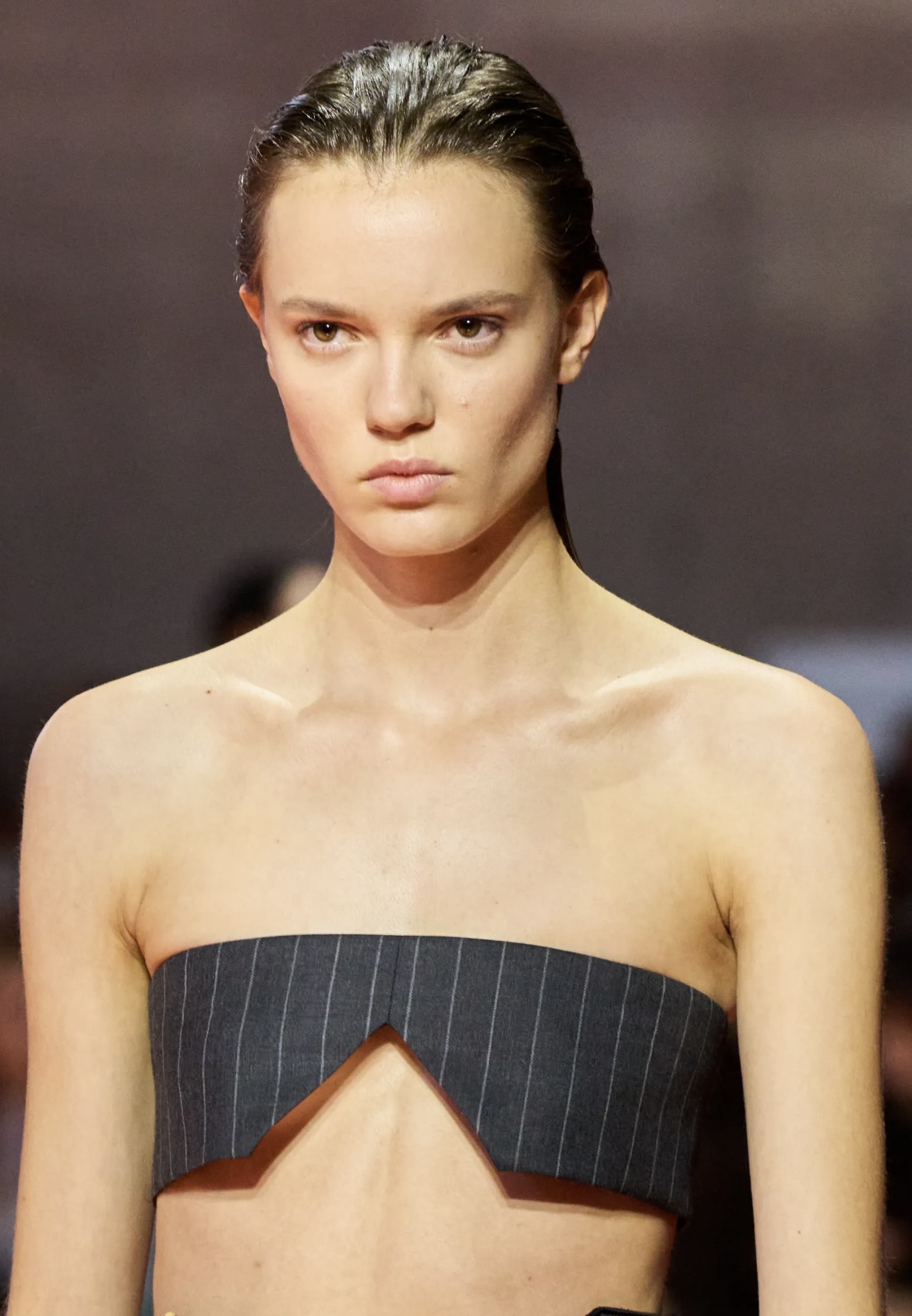 Перья на бровях и укладки «как из пены морской»: бьюти-тренды Недели моды в Милане (фото 13)