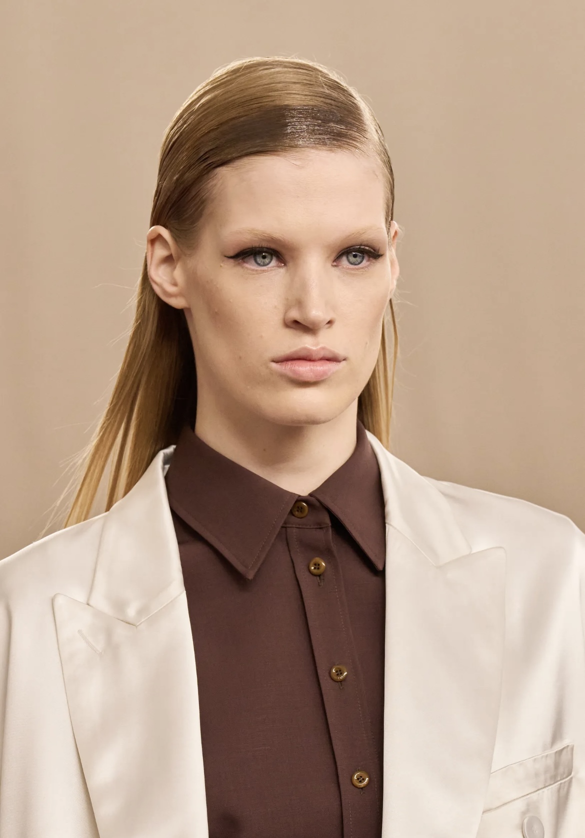 Перья на бровях и укладки «как из пены морской»: бьюти-тренды Недели моды в Милане (фото 12)