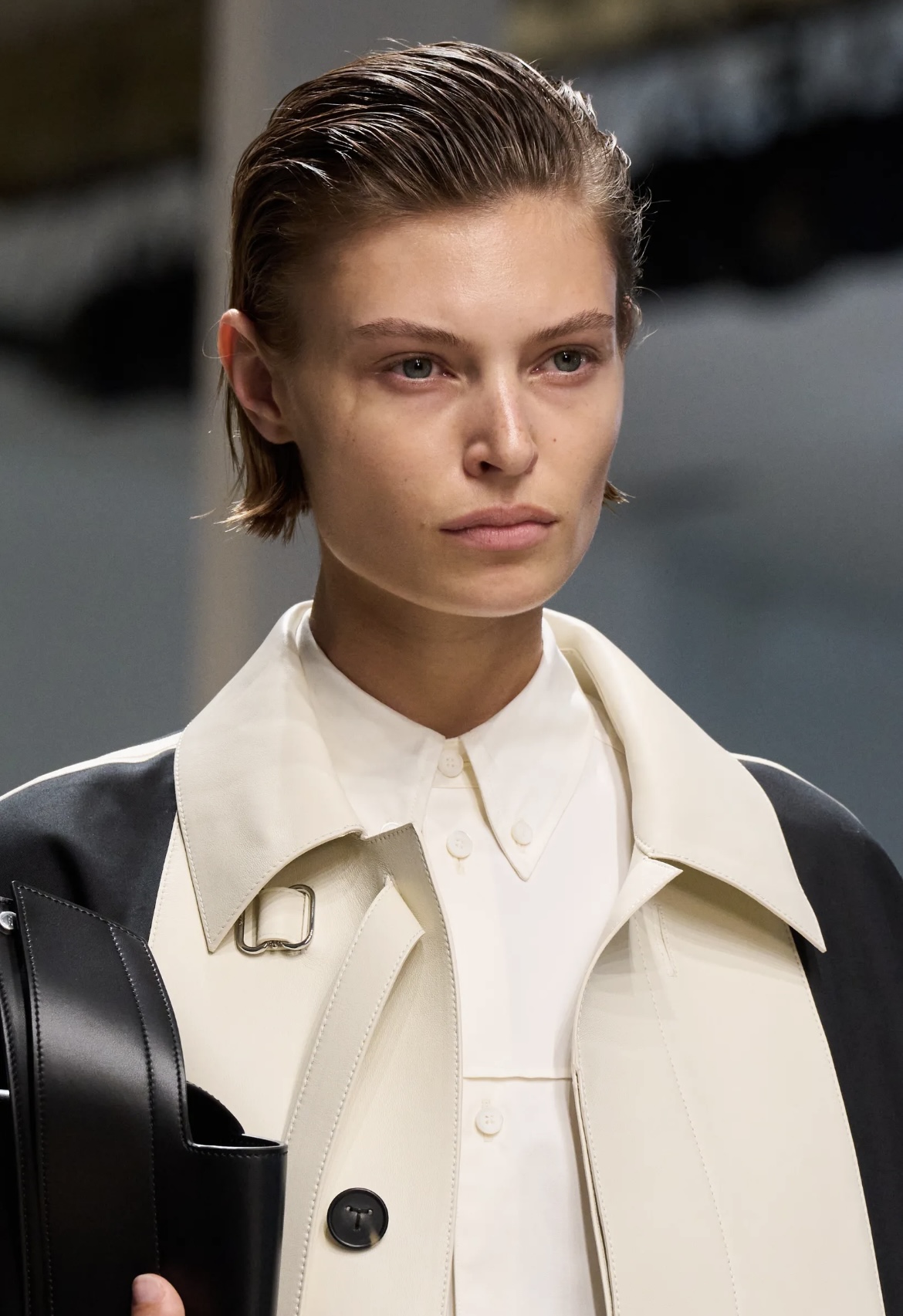 Перья на бровях и укладки «как из пены морской»: бьюти-тренды Недели моды в Милане (фото 14)