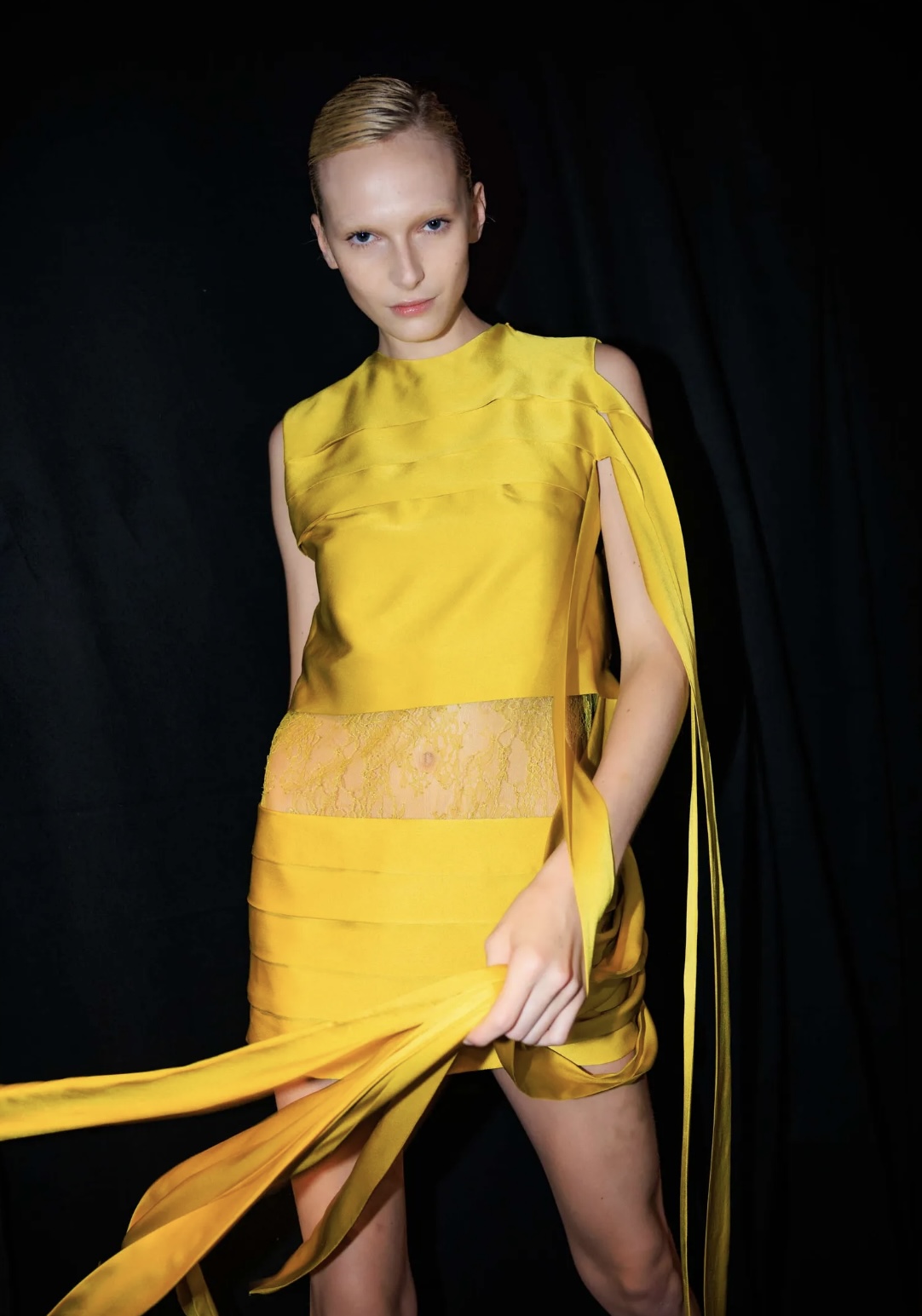 Перья на бровях и укладки «как из пены морской»: бьюти-тренды Недели моды в Милане (фото 15)