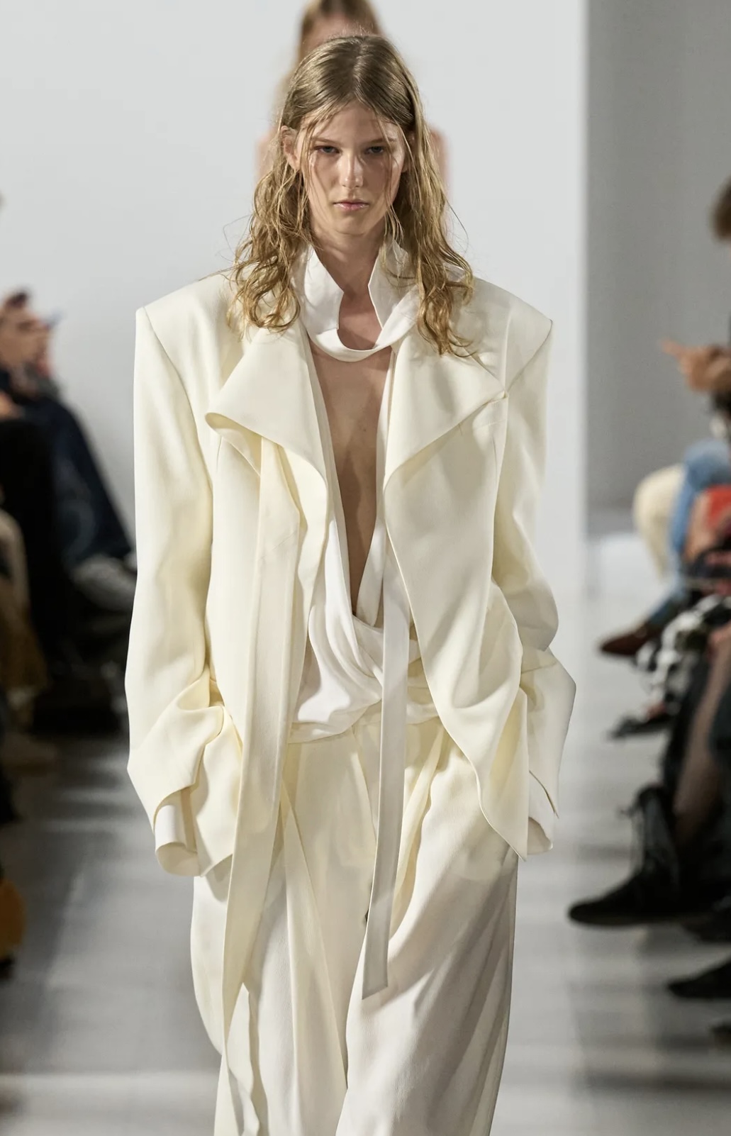 Перья на бровях и укладки «как из пены морской»: бьюти-тренды Недели моды в Милане (фото 16)