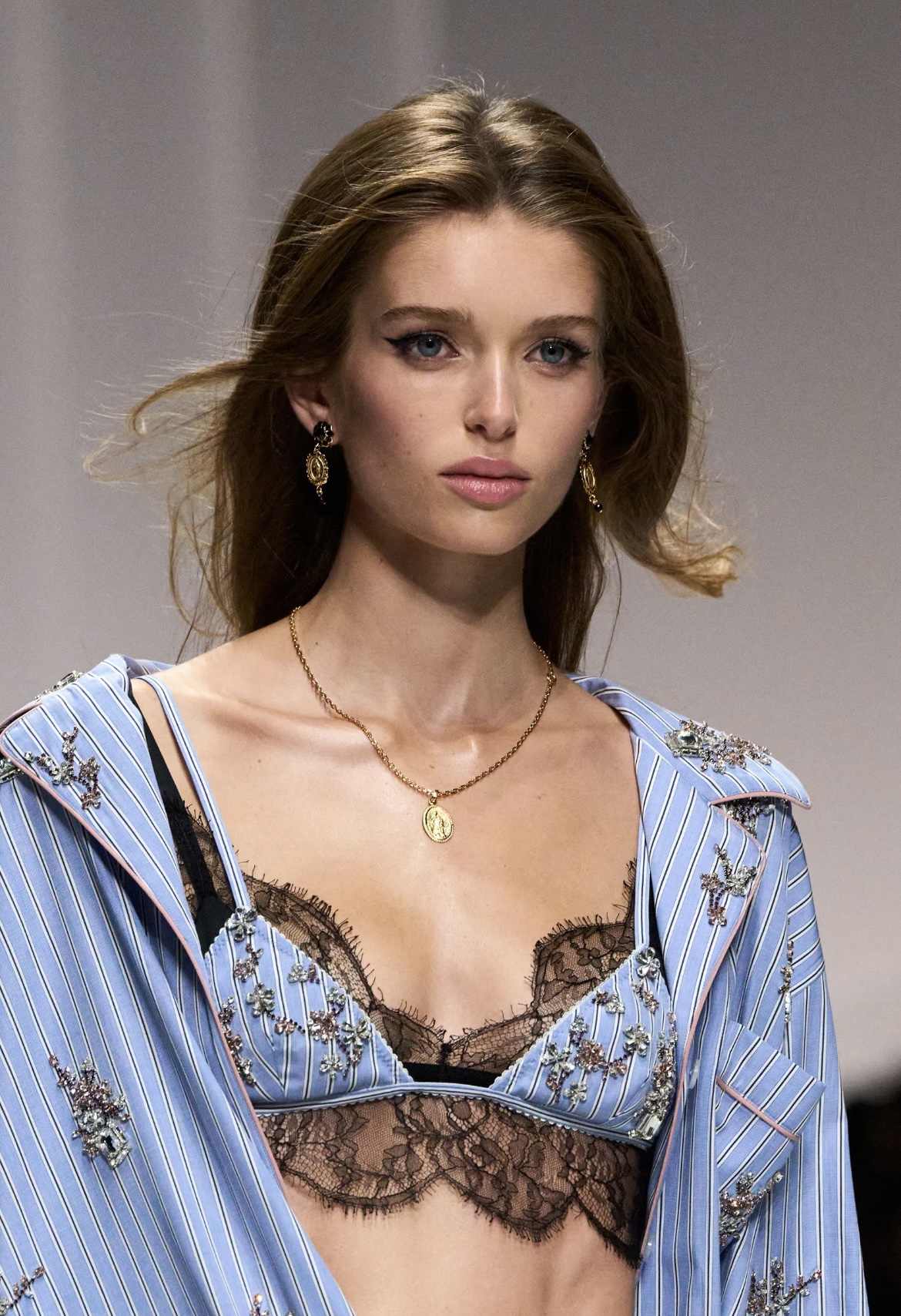 Перья на бровях и укладки «как из пены морской»: бьюти-тренды Недели моды в Милане (фото 17)