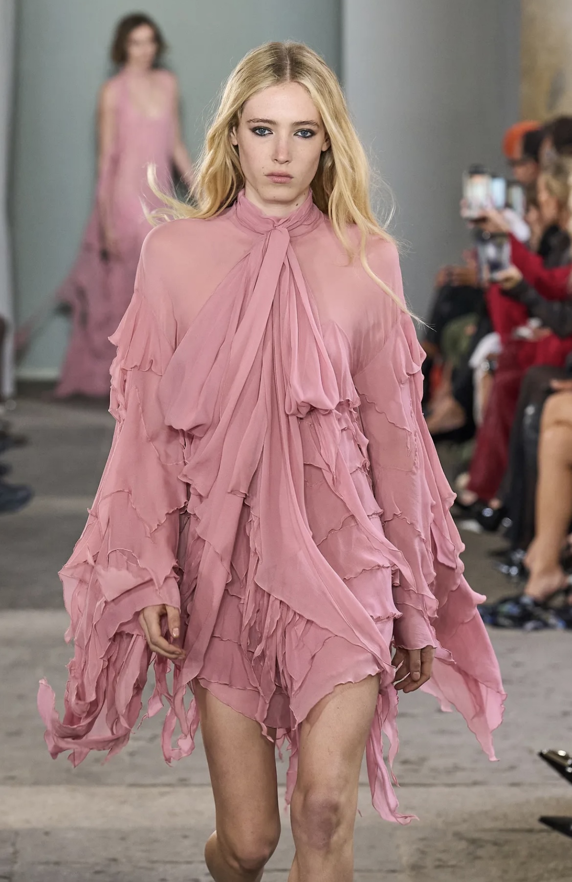 Перья на бровях и укладки «как из пены морской»: бьюти-тренды Недели моды в Милане (фото 19)