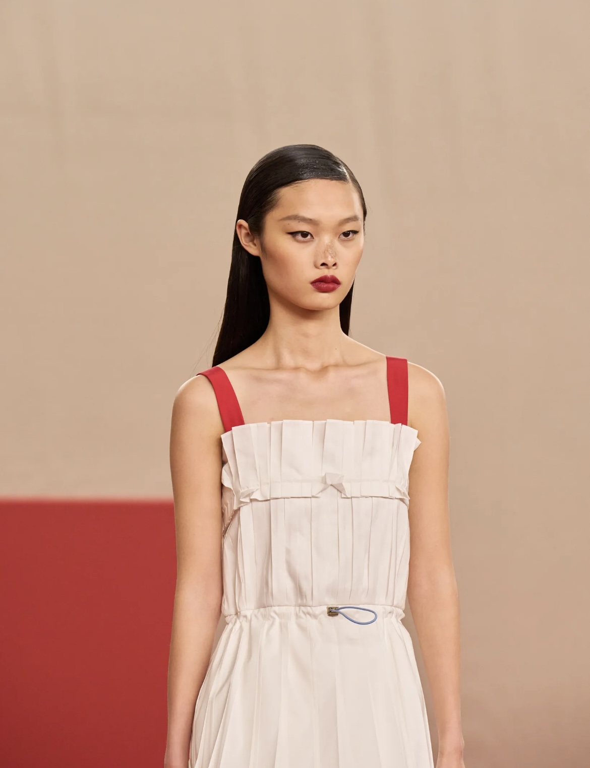 Перья на бровях и укладки «как из пены морской»: бьюти-тренды Недели моды в Милане (фото 20)