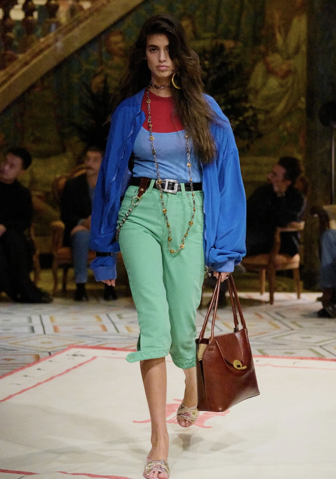 Перья на бровях и укладки «как из пены морской»: бьюти-тренды Недели моды в Милане (фото 26)