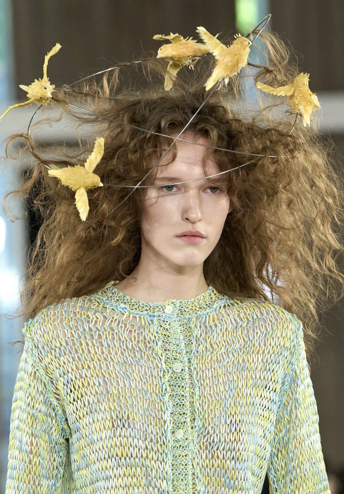 Перья на бровях и укладки «как из пены морской»: бьюти-тренды Недели моды в Милане (фото 27)