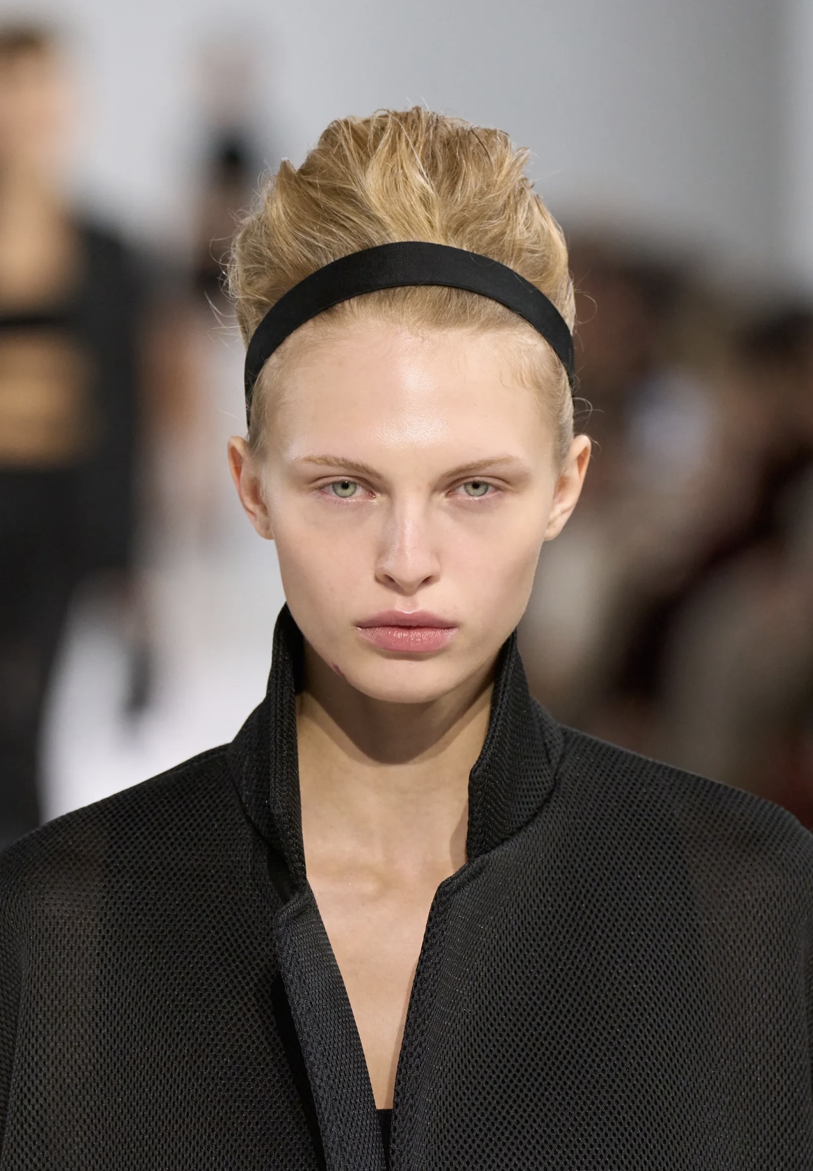 Перья на бровях и укладки «как из пены морской»: бьюти-тренды Недели моды в Милане (фото 28)