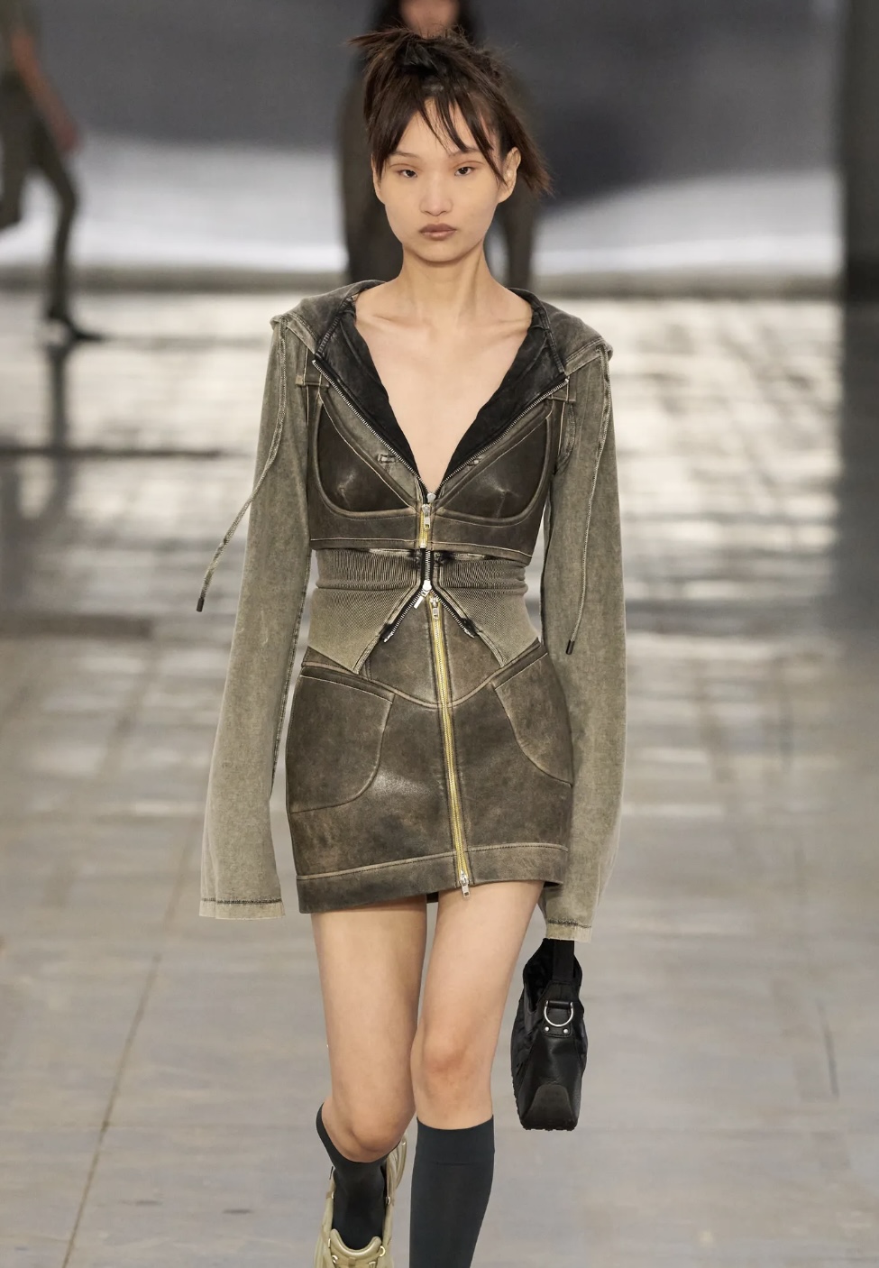 Перья на бровях и укладки «как из пены морской»: бьюти-тренды Недели моды в Милане (фото 29)