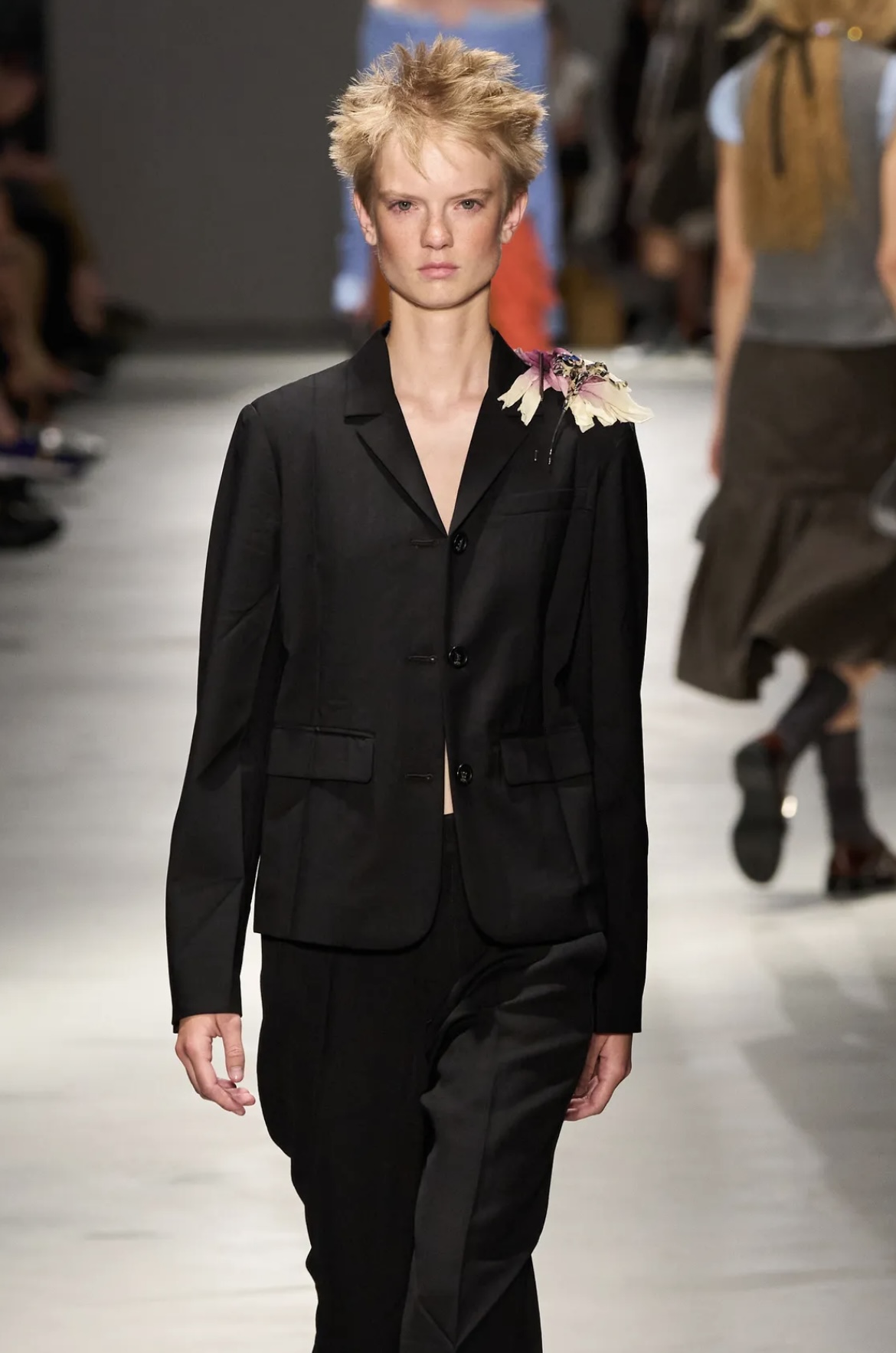 Перья на бровях и укладки «как из пены морской»: бьюти-тренды Недели моды в Милане (фото 30)