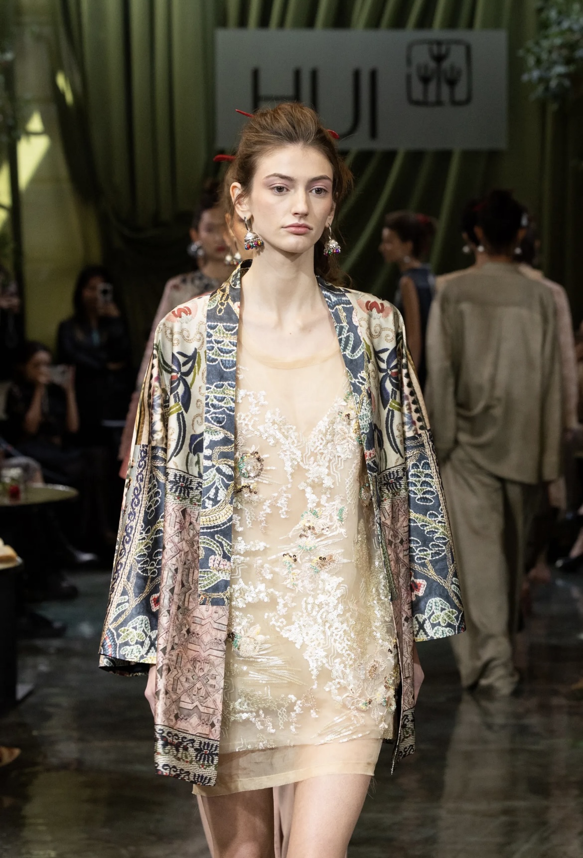 Перья на бровях и укладки «как из пены морской»: бьюти-тренды Недели моды в Милане (фото 31)