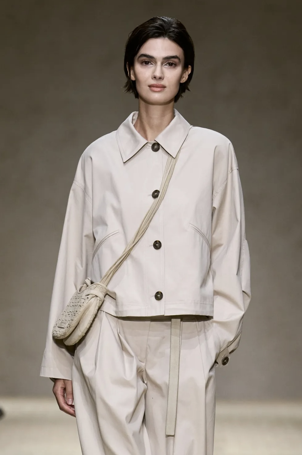 Перья на бровях и укладки «как из пены морской»: бьюти-тренды Недели моды в Милане (фото 33)