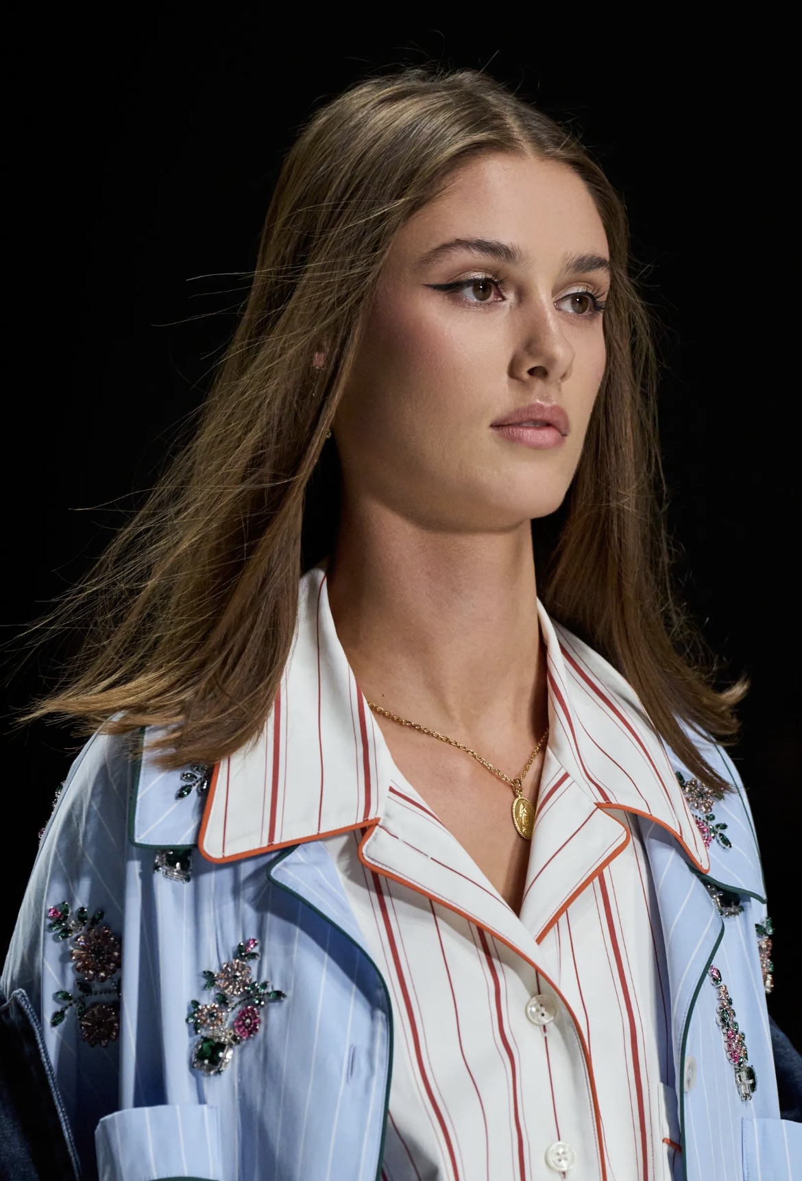 Перья на бровях и укладки «как из пены морской»: бьюти-тренды Недели моды в Милане (фото 34)