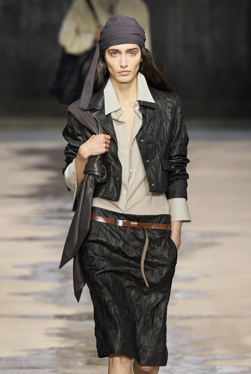 Перья на бровях и укладки «как из пены морской»: бьюти-тренды Недели моды в Милане (фото 35)