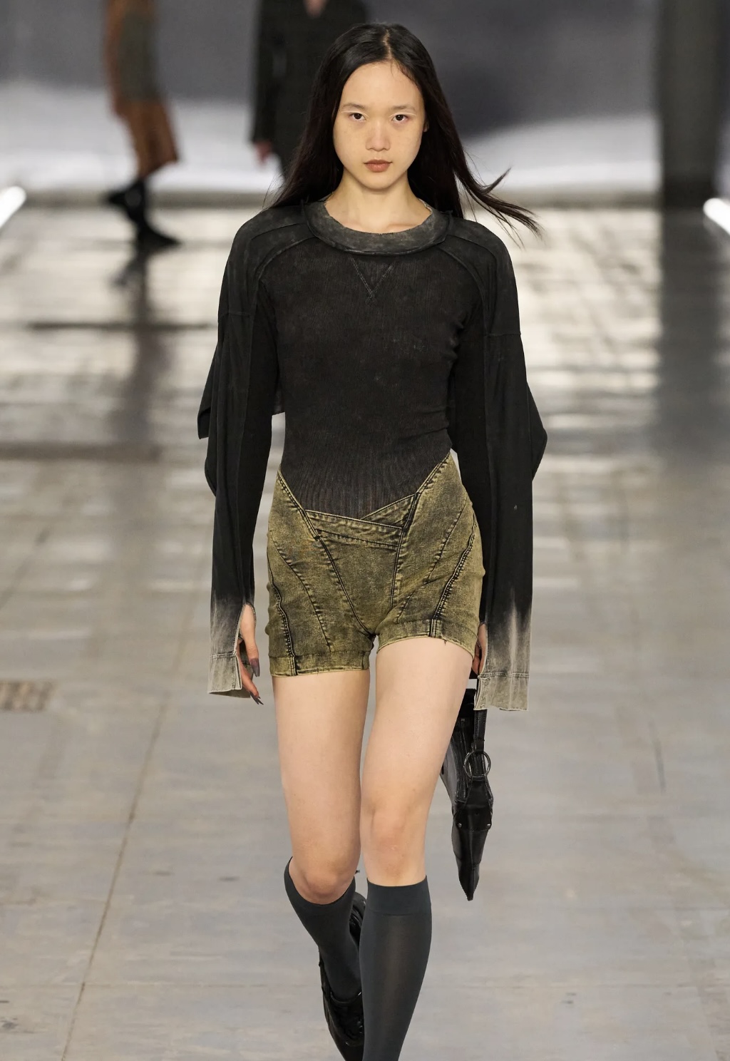 Перья на бровях и укладки «как из пены морской»: бьюти-тренды Недели моды в Милане (фото 36)