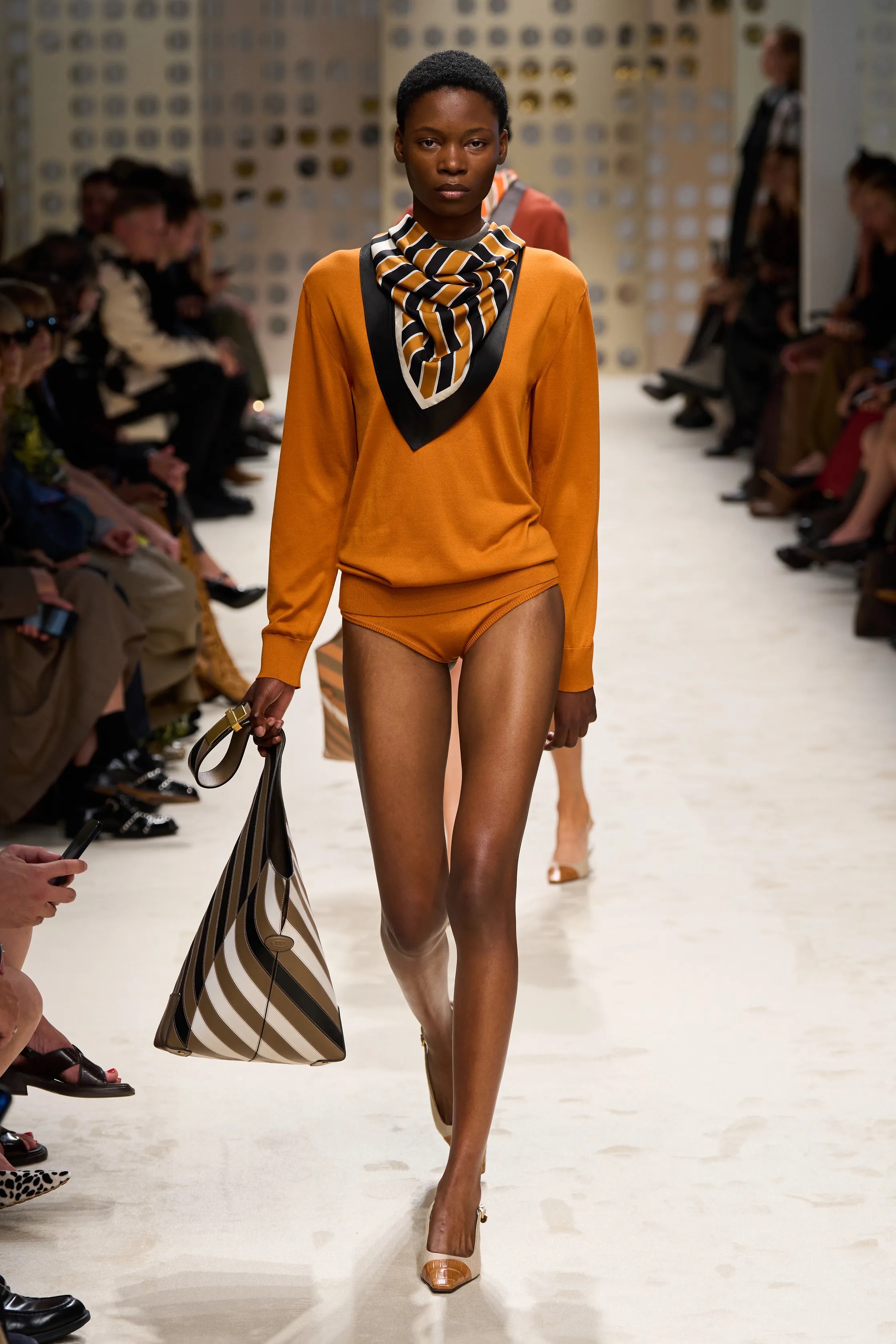 Оранжевый, бельевая эстетика и колорблокинг: Неделя моды в Милане весна-лето 2026 в макро- и микротрендах (фото 6)