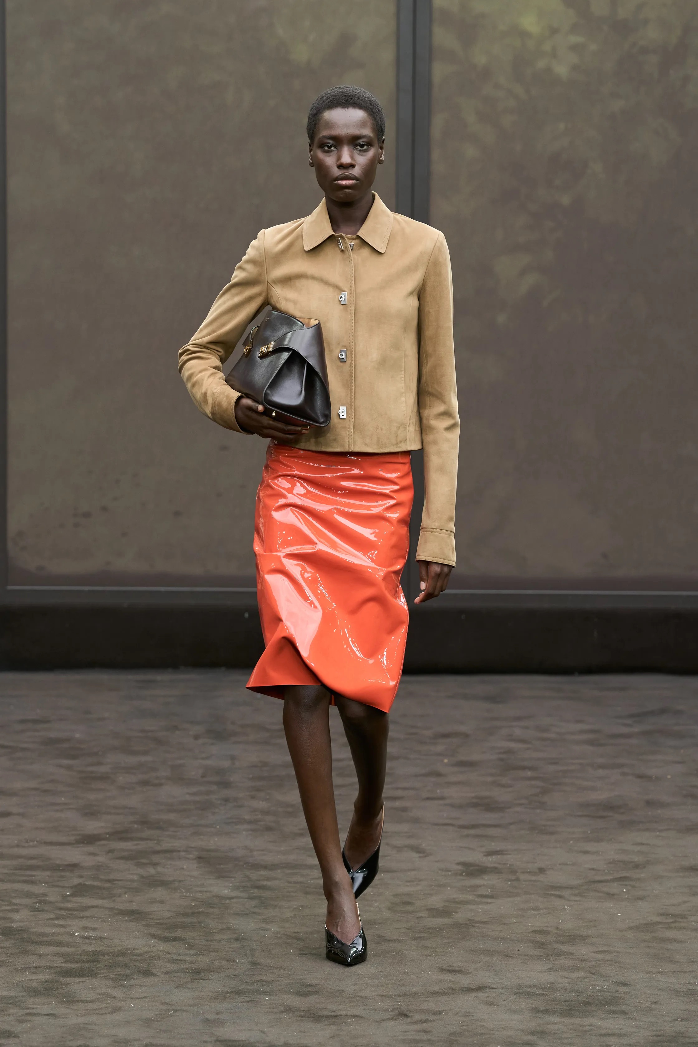 Оранжевый, бельевая эстетика и колорблокинг: Неделя моды в Милане весна-лето 2026 в макро- и микротрендах (фото 2)