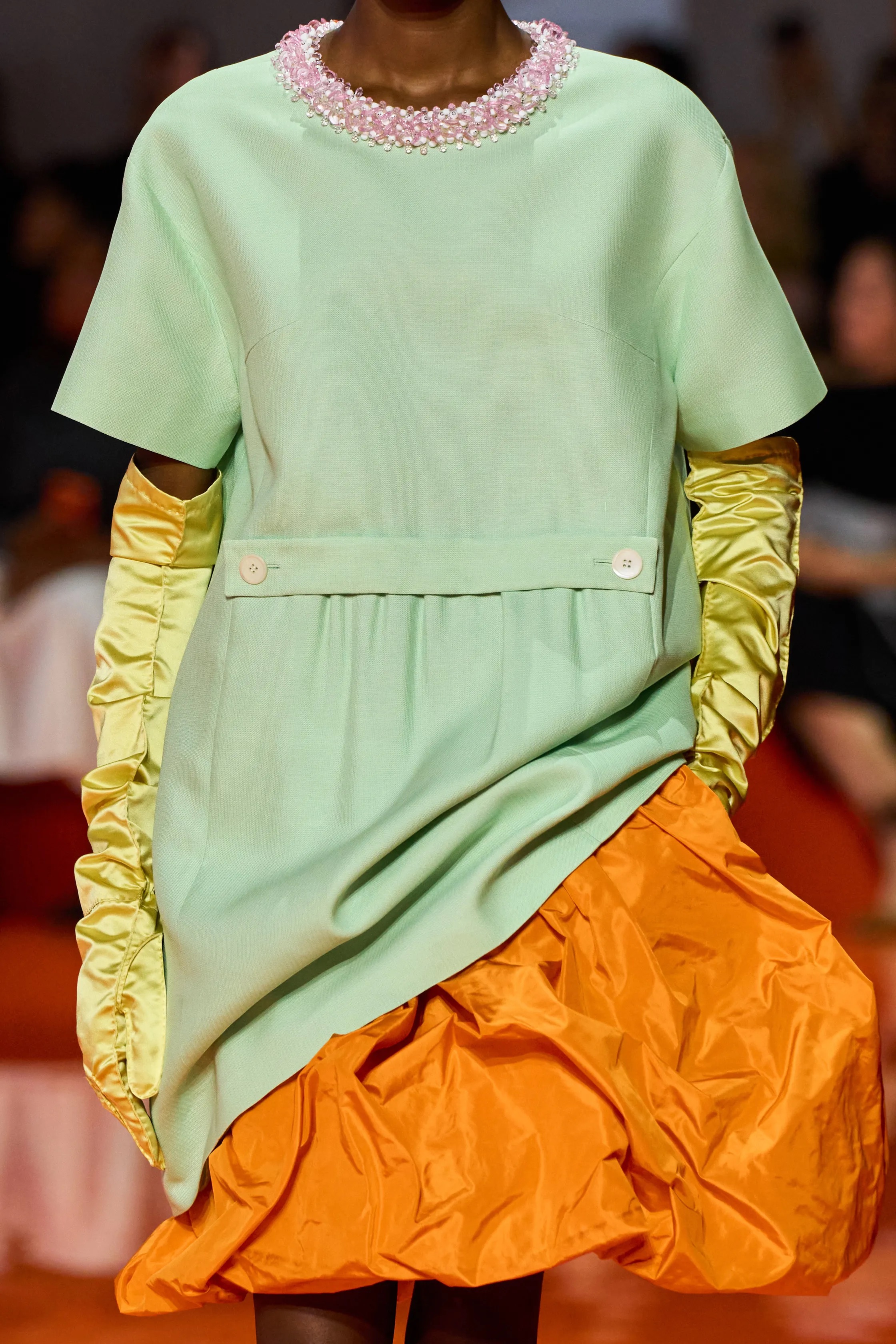 Оранжевый, бельевая эстетика и колорблокинг: Неделя моды в Милане весна-лето 2026 в макро- и микротрендах (фото 5)