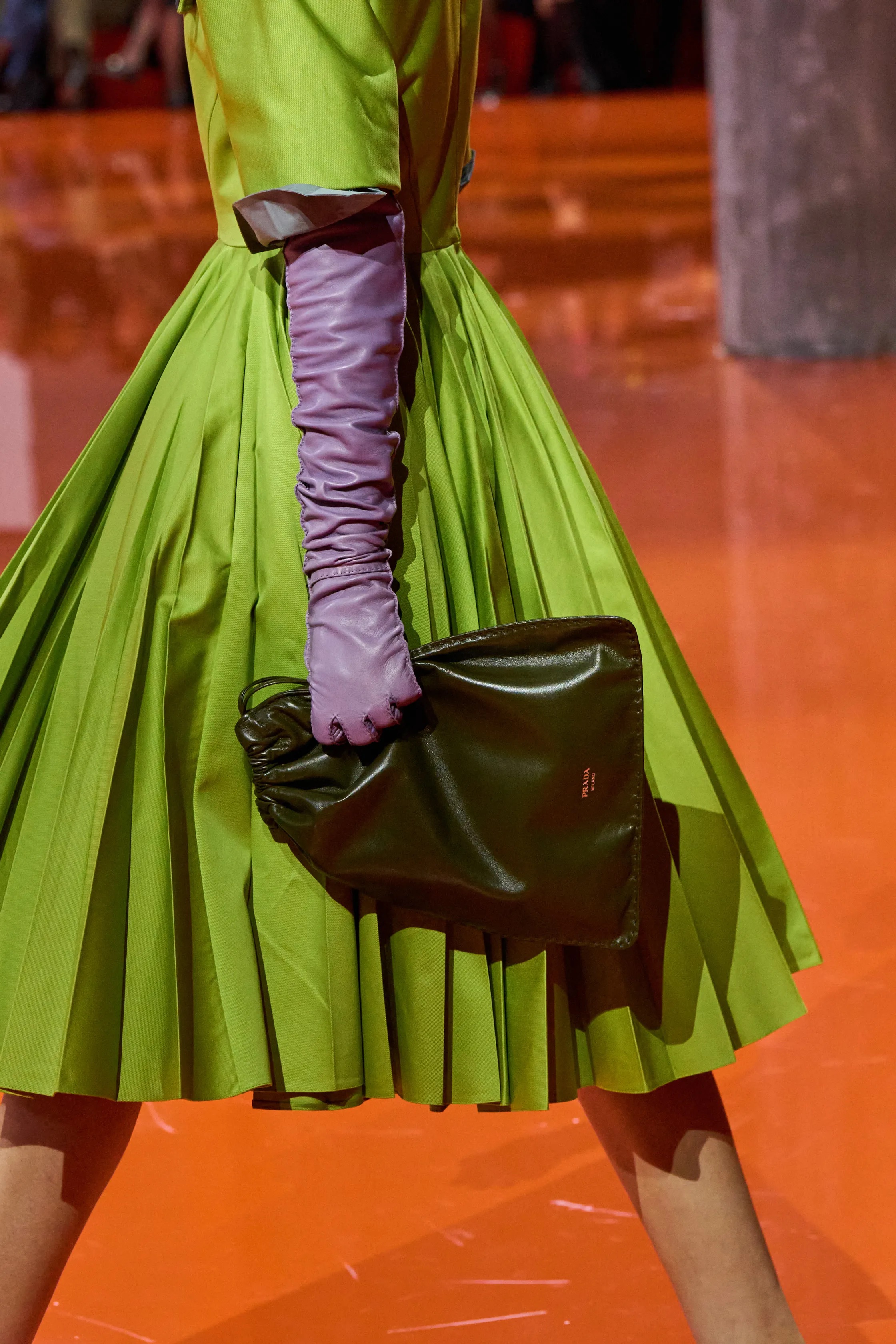 Оранжевый, бельевая эстетика и колорблокинг: Неделя моды в Милане весна-лето 2026 в макро- и микротрендах (фото 10)