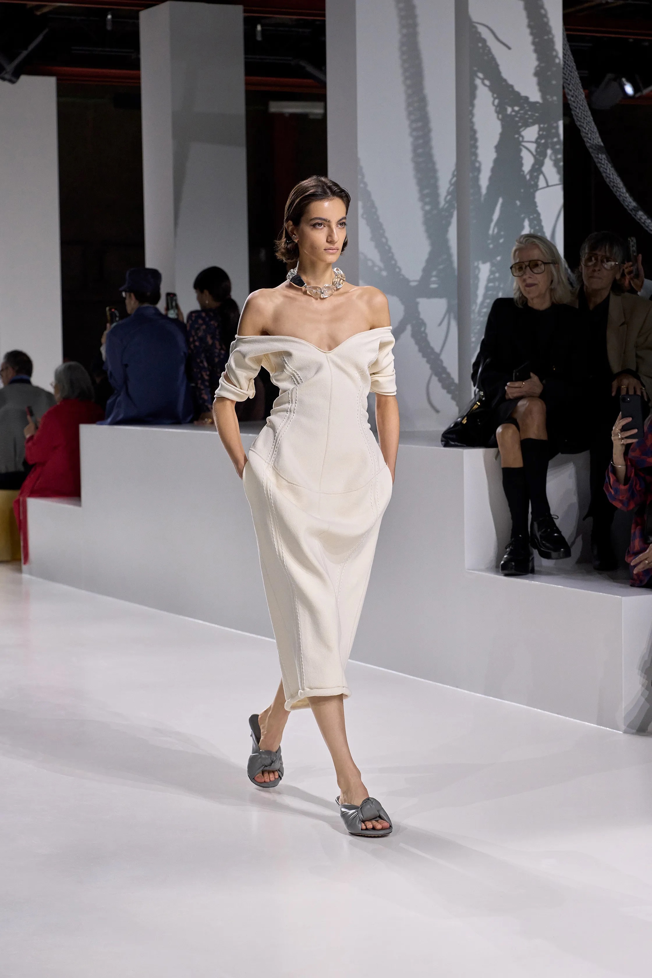 Оранжевый, бельевая эстетика и колорблокинг: Неделя моды в Милане весна-лето 2026 в макро- и микротрендах (фото 15)