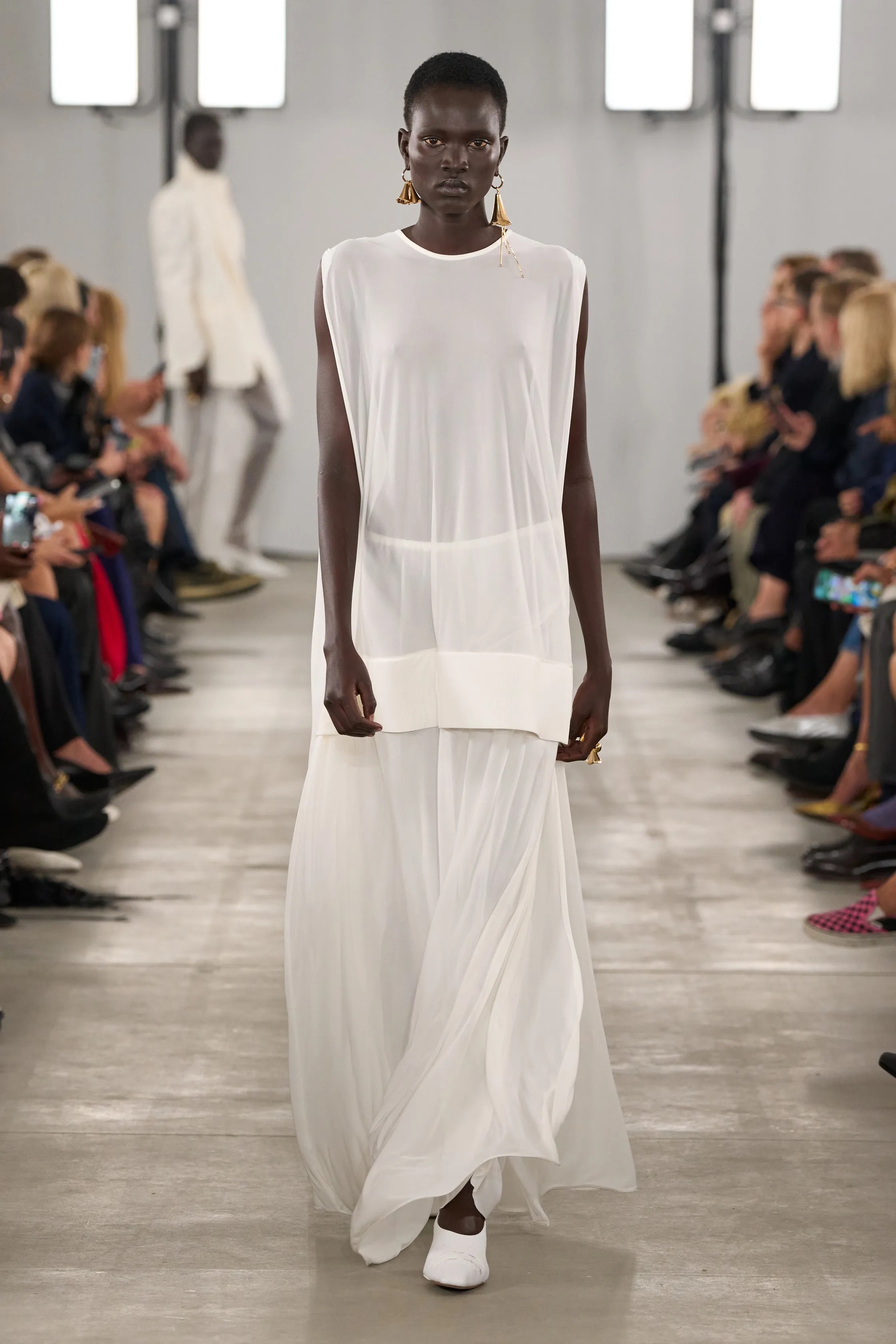 Оранжевый, бельевая эстетика и колорблокинг: Неделя моды в Милане весна-лето 2026 в макро- и микротрендах (фото 19)