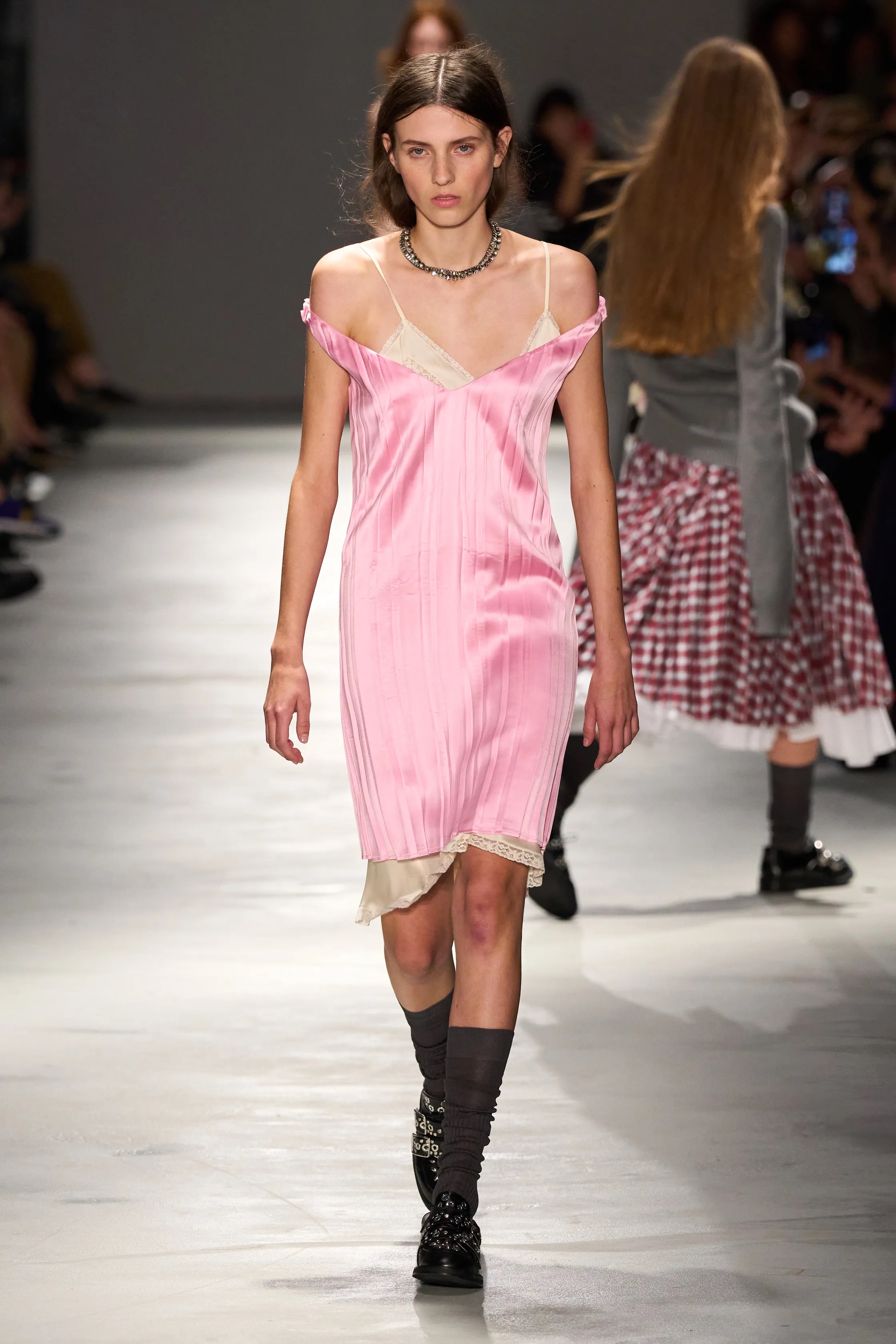 Оранжевый, бельевая эстетика и колорблокинг: Неделя моды в Милане весна-лето 2026 в макро- и микротрендах (фото 33)