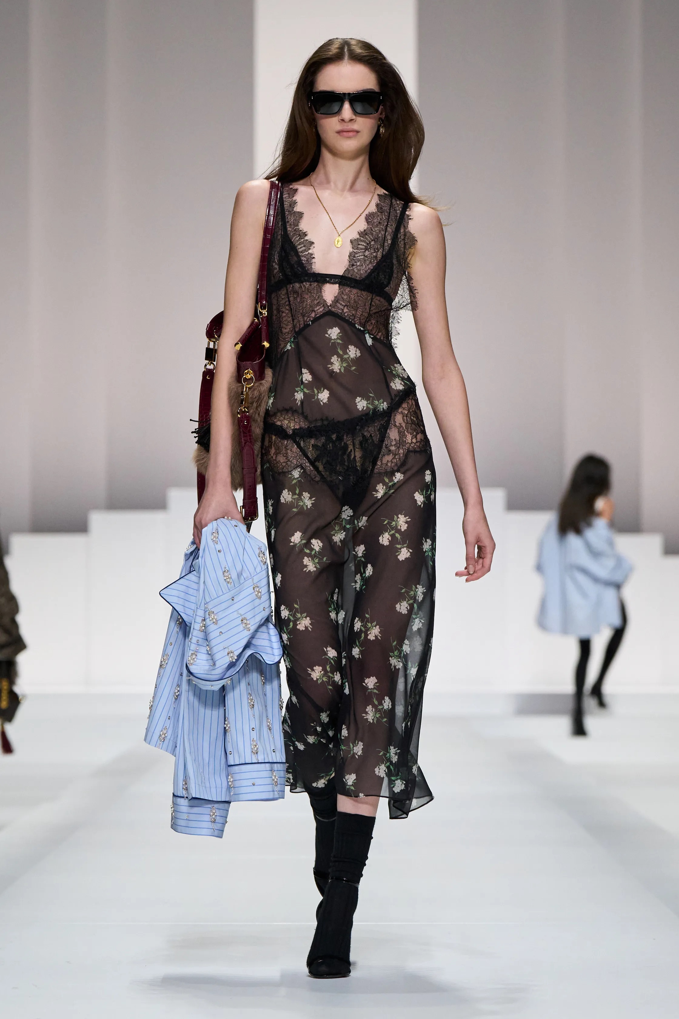 Оранжевый, бельевая эстетика и колорблокинг: Неделя моды в Милане весна-лето 2026 в макро- и микротрендах (фото 29)