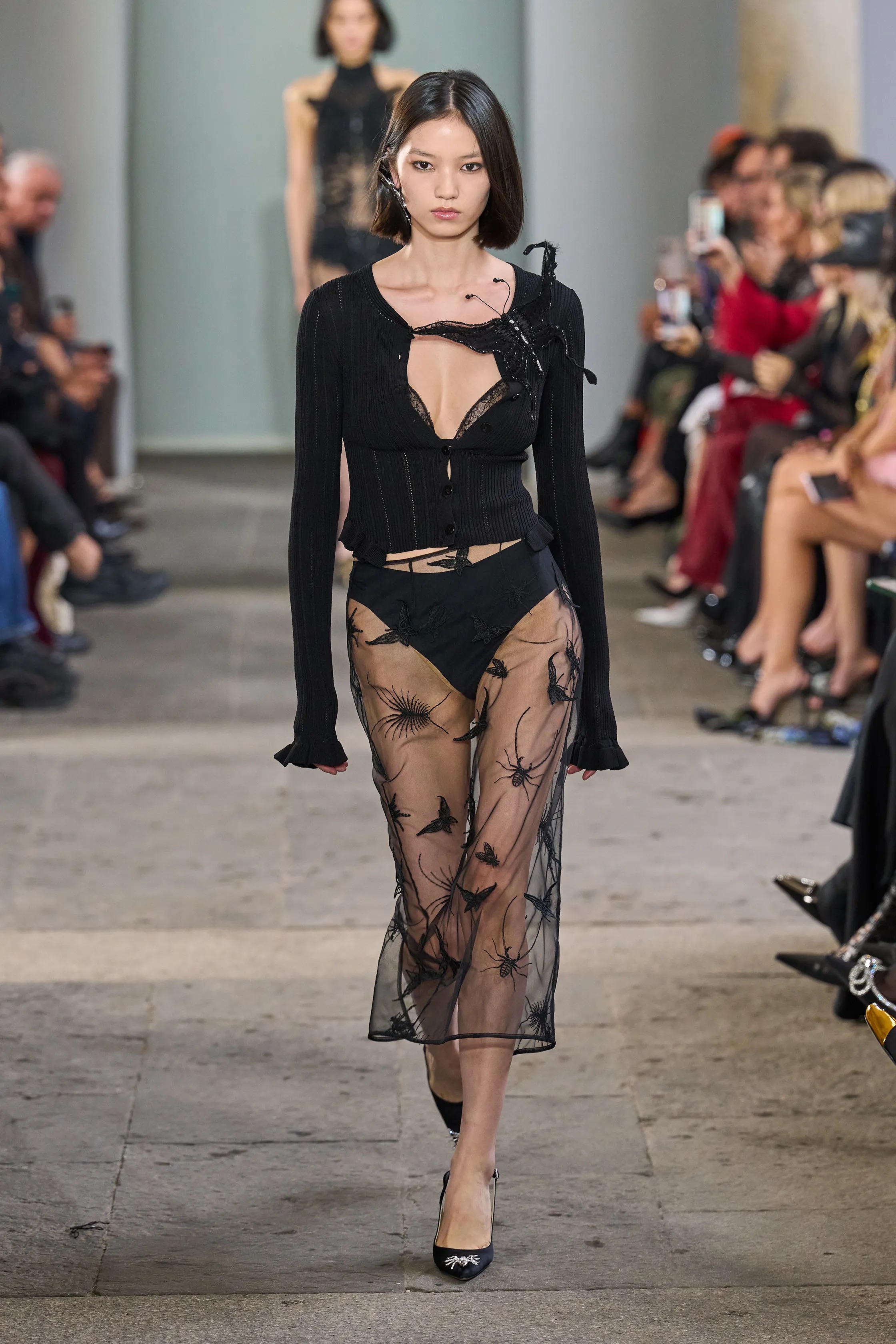 Оранжевый, бельевая эстетика и колорблокинг: Неделя моды в Милане весна-лето 2026 в макро- и микротрендах (фото 34)