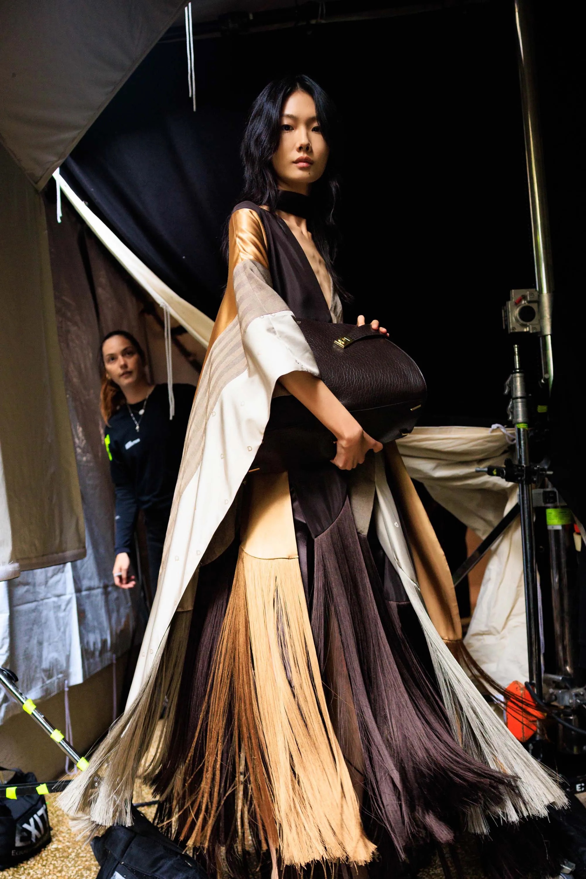 Оранжевый, бельевая эстетика и колорблокинг: Неделя моды в Милане весна-лето 2026 в макро- и микротрендах (фото 44)