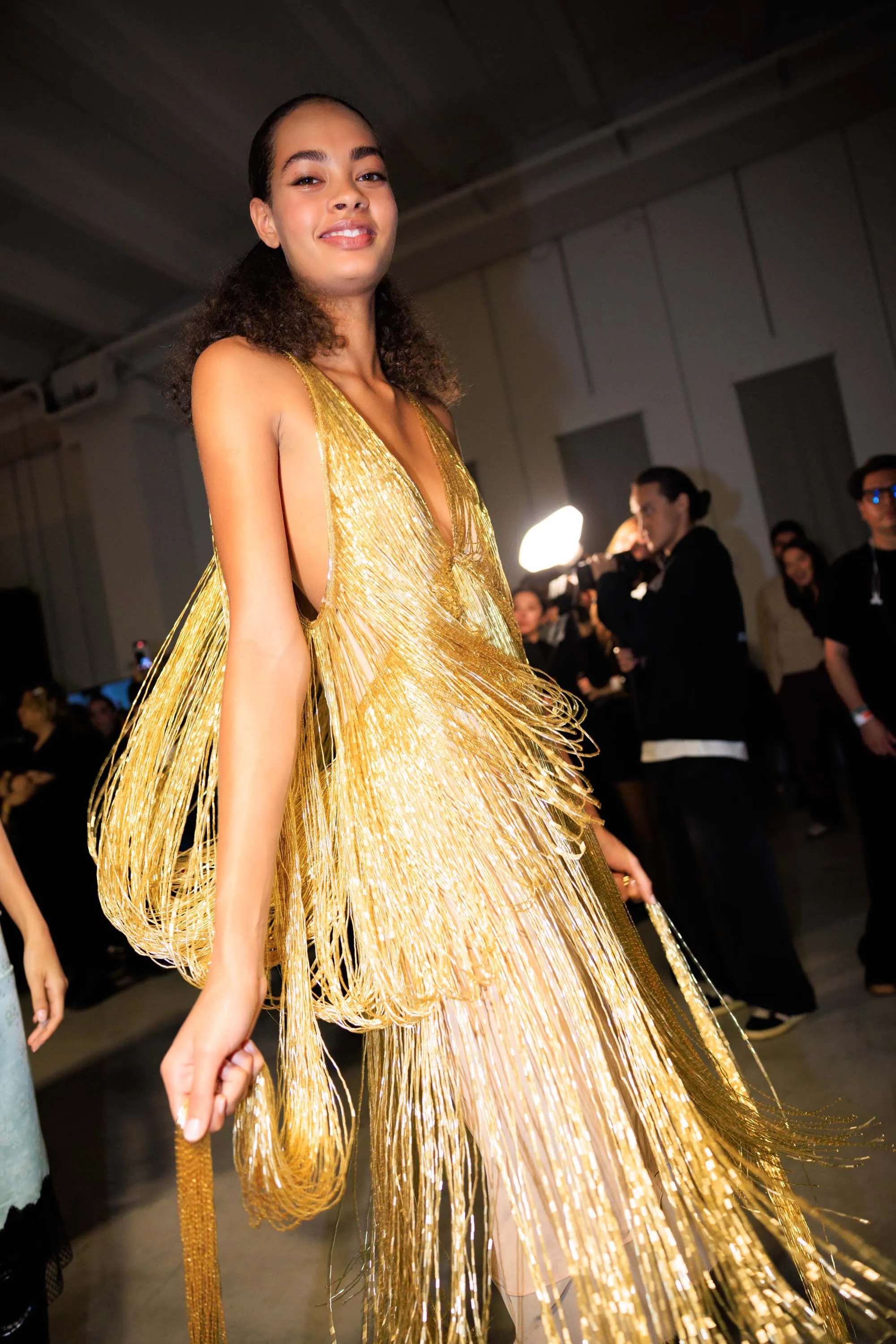 Оранжевый, бельевая эстетика и колорблокинг: Неделя моды в Милане весна-лето 2026 в макро- и микротрендах (фото 45)