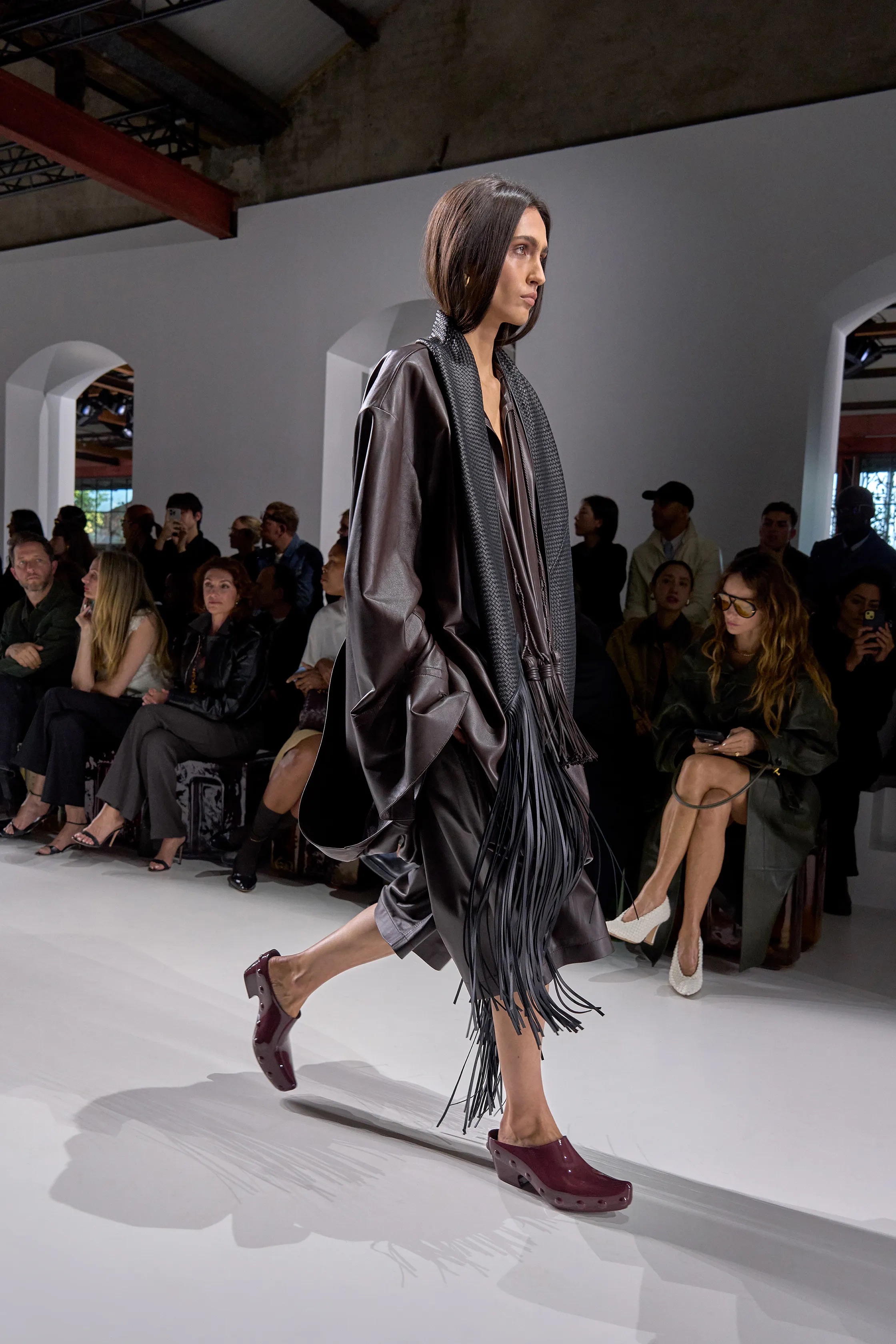 Оранжевый, бельевая эстетика и колорблокинг: Неделя моды в Милане весна-лето 2026 в макро- и микротрендах (фото 43)