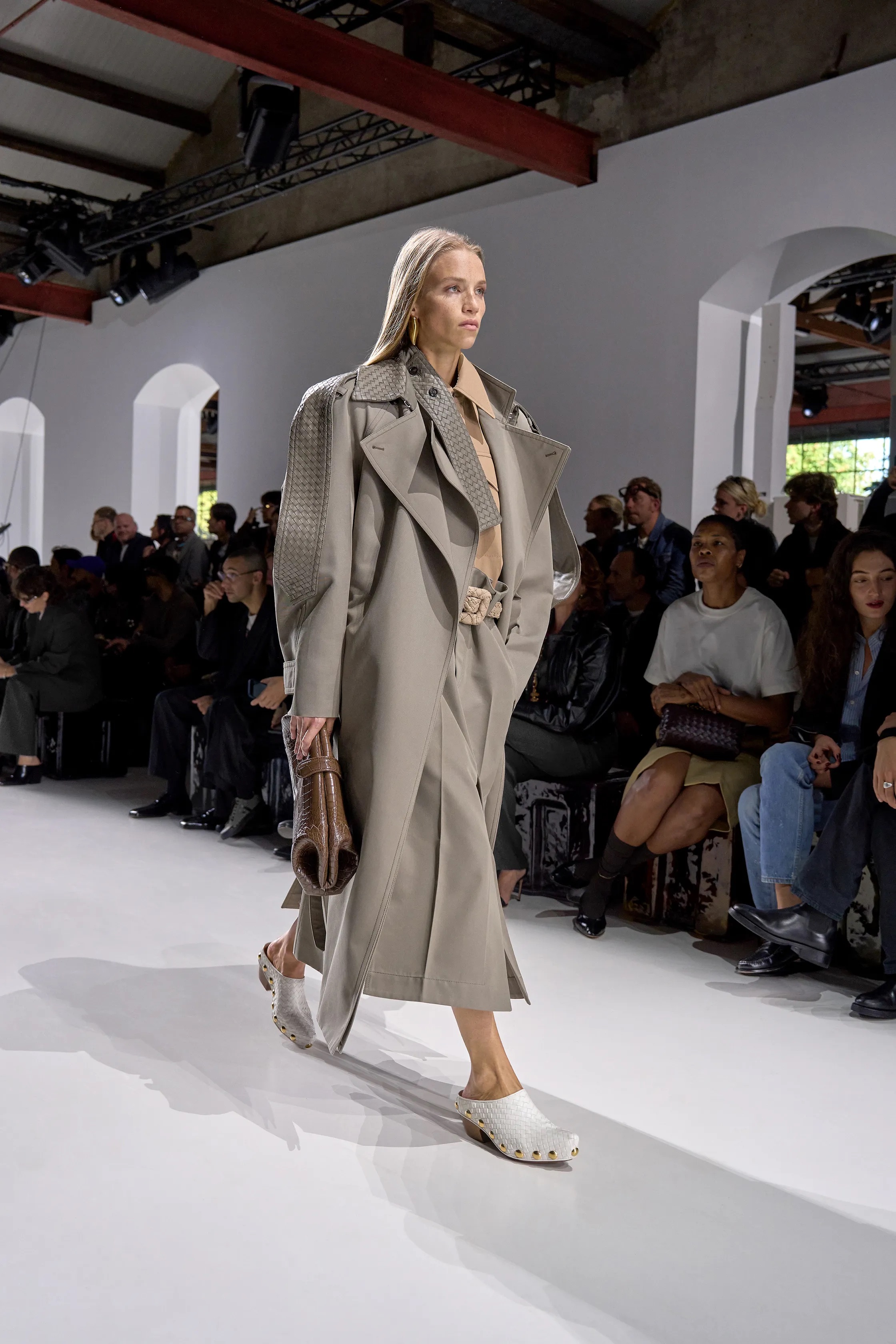 Оранжевый, бельевая эстетика и колорблокинг: Неделя моды в Милане весна-лето 2026 в макро- и микротрендах (фото 50)