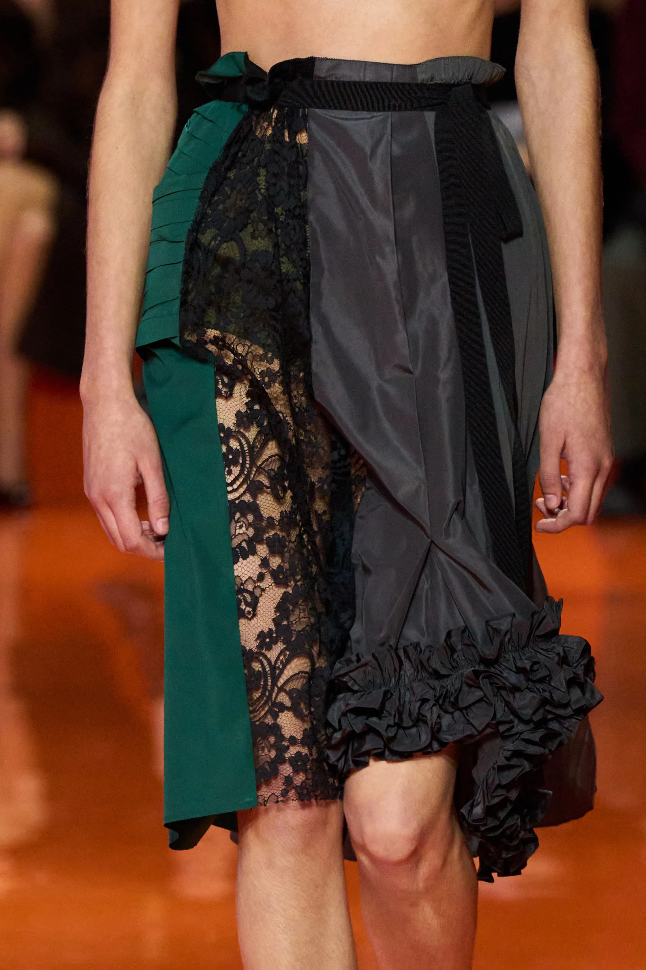 Оранжевый, бельевая эстетика и колорблокинг: Неделя моды в Милане весна-лето 2026 в макро- и микротрендах (фото 58)