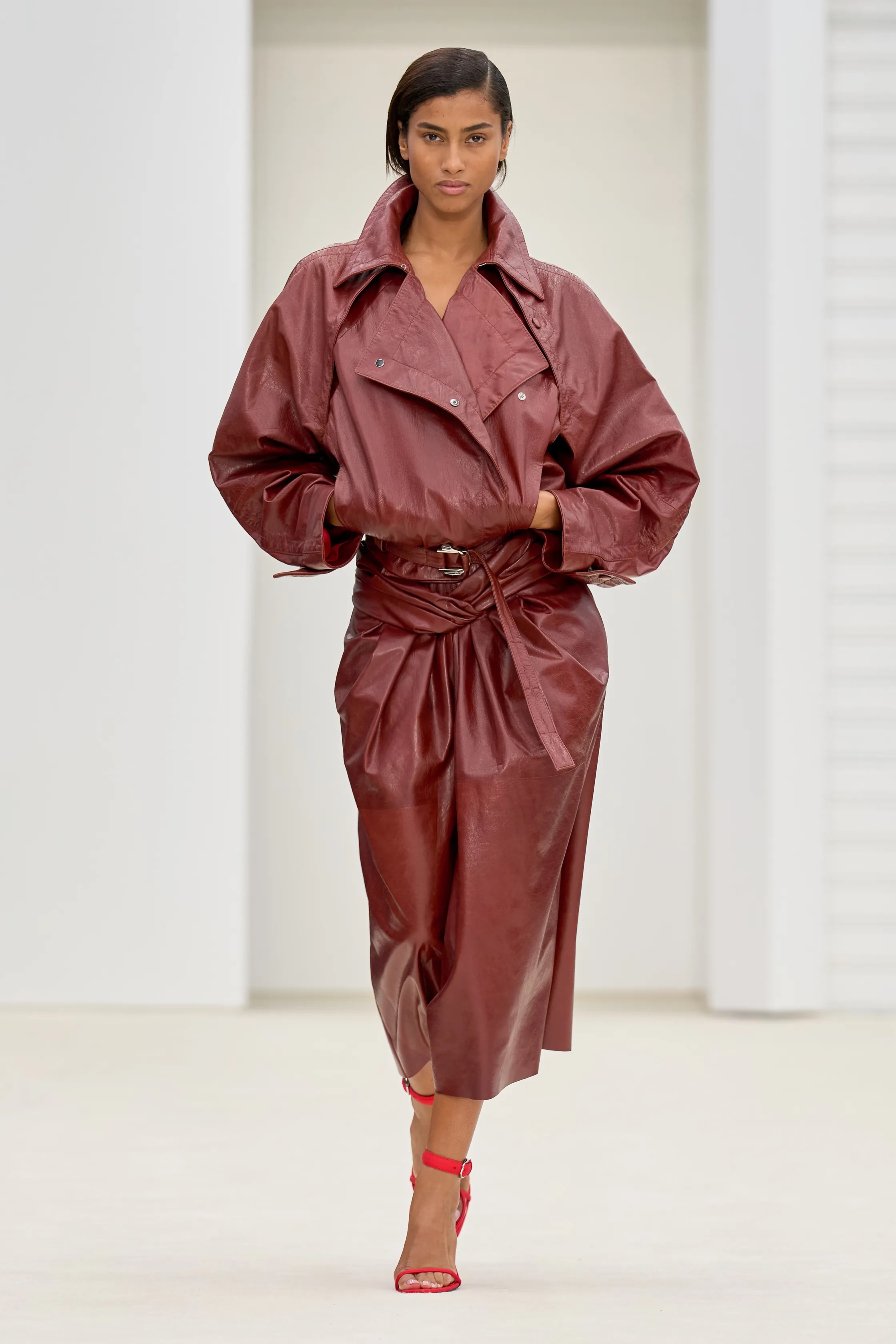 Оранжевый, бельевая эстетика и колорблокинг: Неделя моды в Милане весна-лето 2026 в макро- и микротрендах (фото 68)