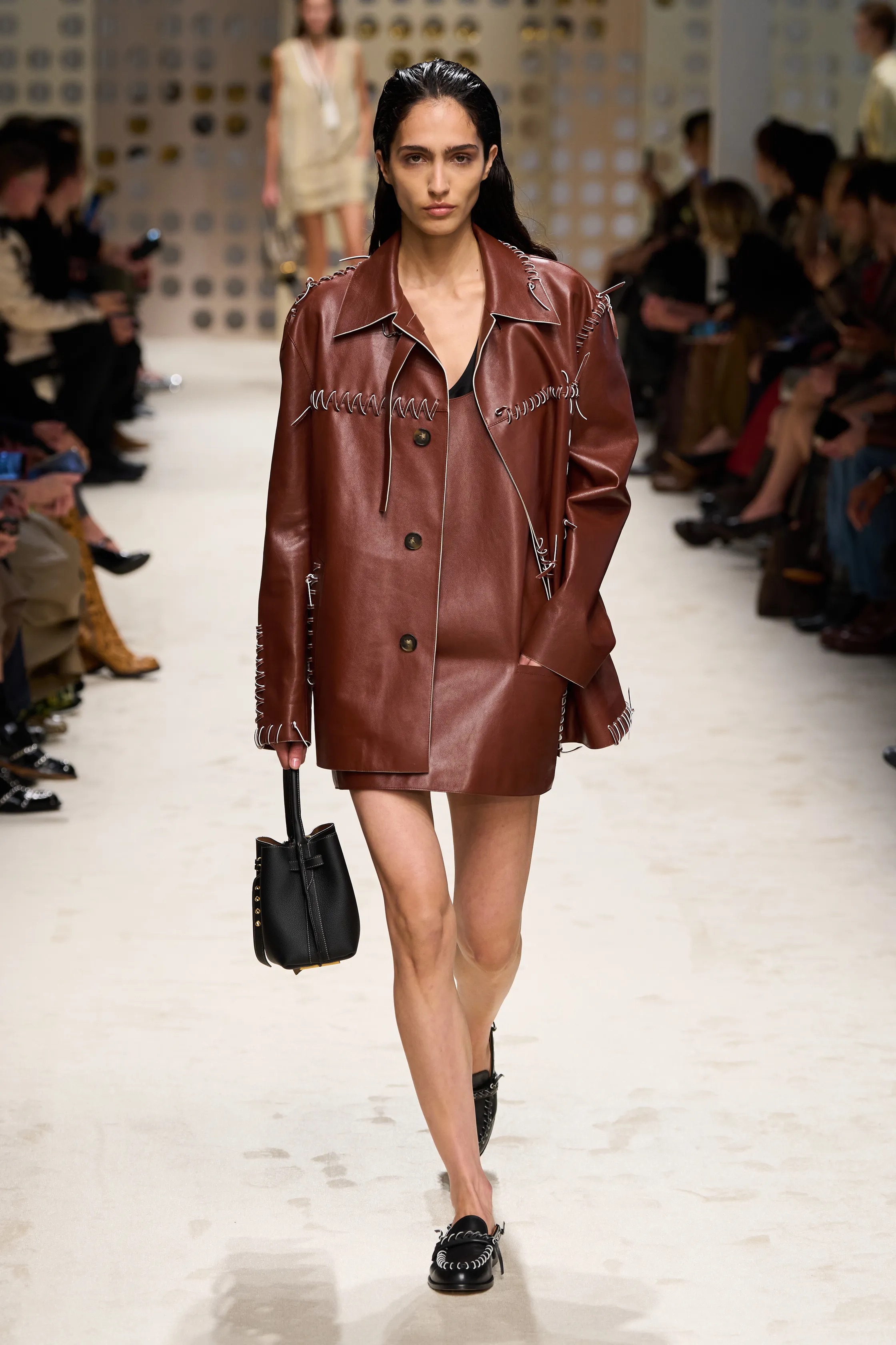 Оранжевый, бельевая эстетика и колорблокинг: Неделя моды в Милане весна-лето 2026 в макро- и микротрендах (фото 67)