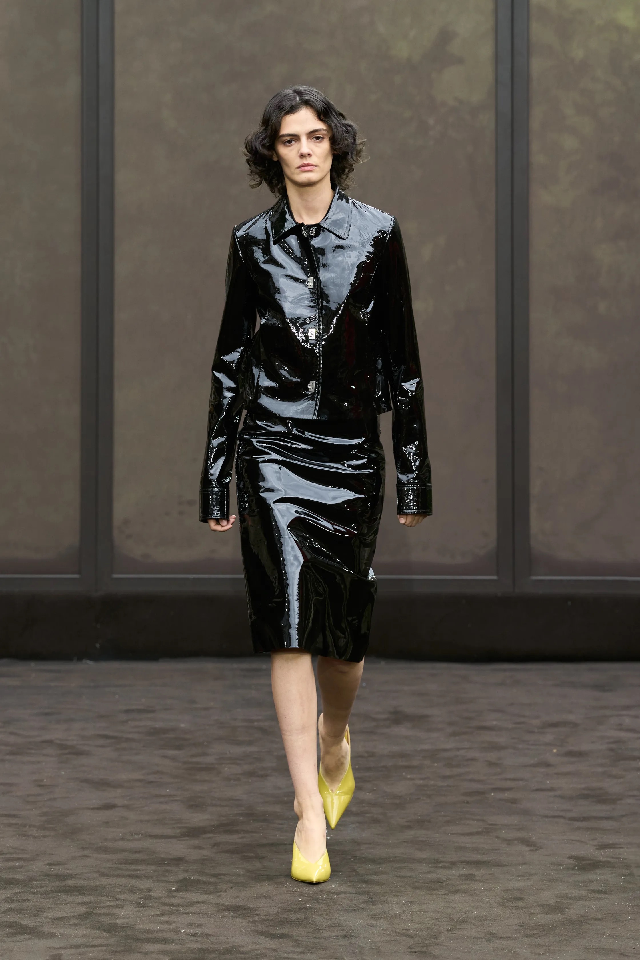 Оранжевый, бельевая эстетика и колорблокинг: Неделя моды в Милане весна-лето 2026 в макро- и микротрендах (фото 63)