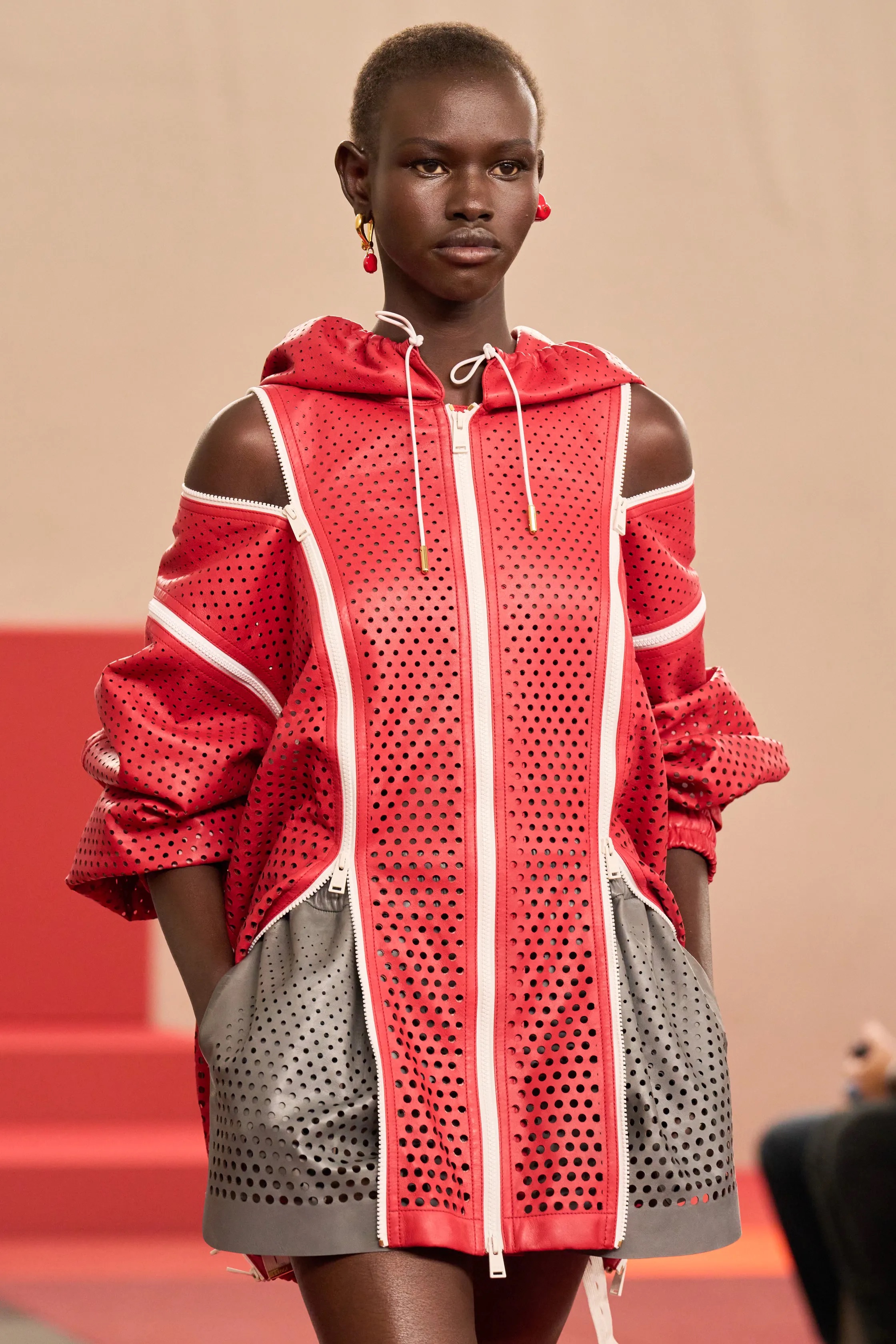 Оранжевый, бельевая эстетика и колорблокинг: Неделя моды в Милане весна-лето 2026 в макро- и микротрендах (фото 65)