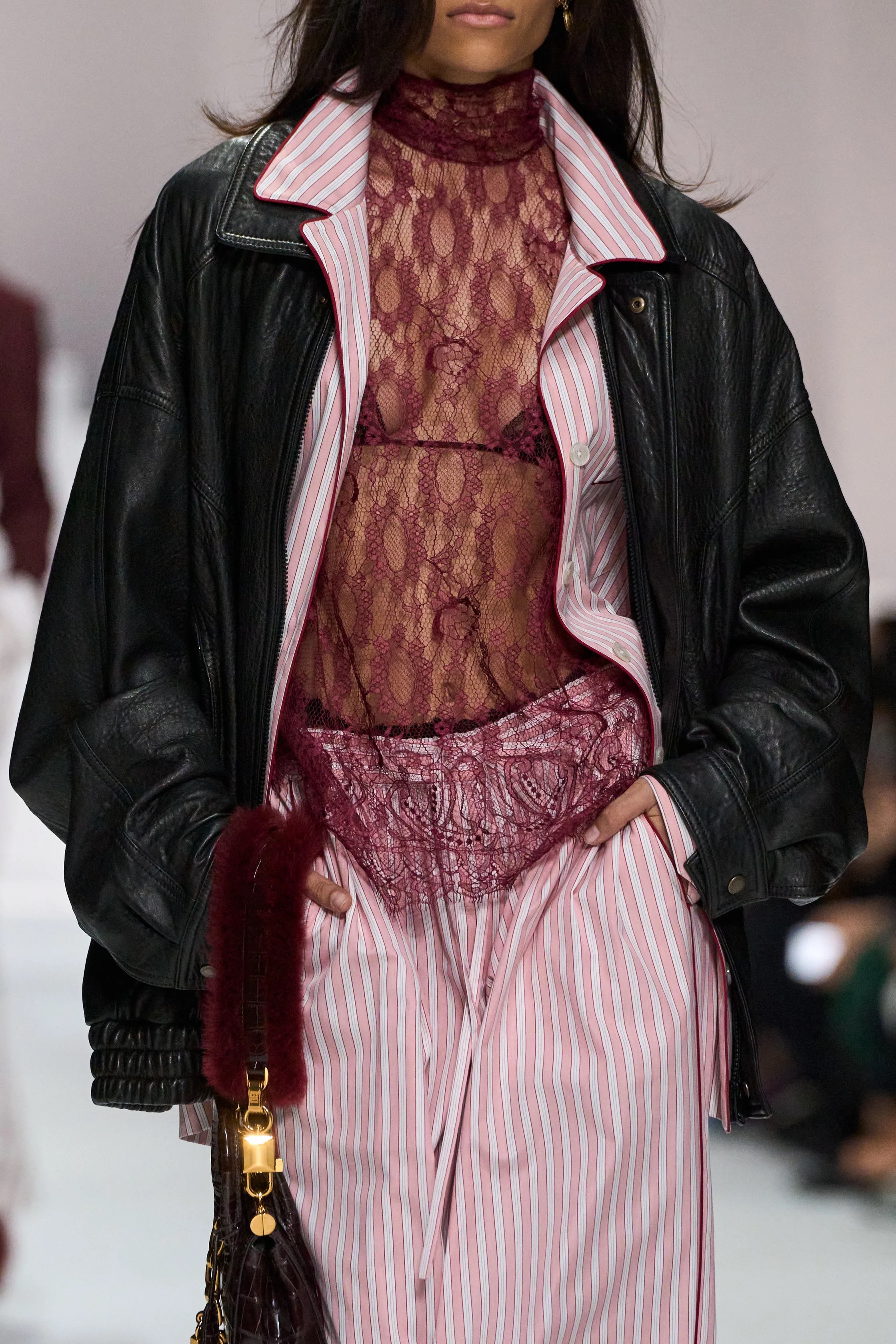 Оранжевый, бельевая эстетика и колорблокинг: Неделя моды в Милане весна-лето 2026 в макро- и микротрендах (фото 71)