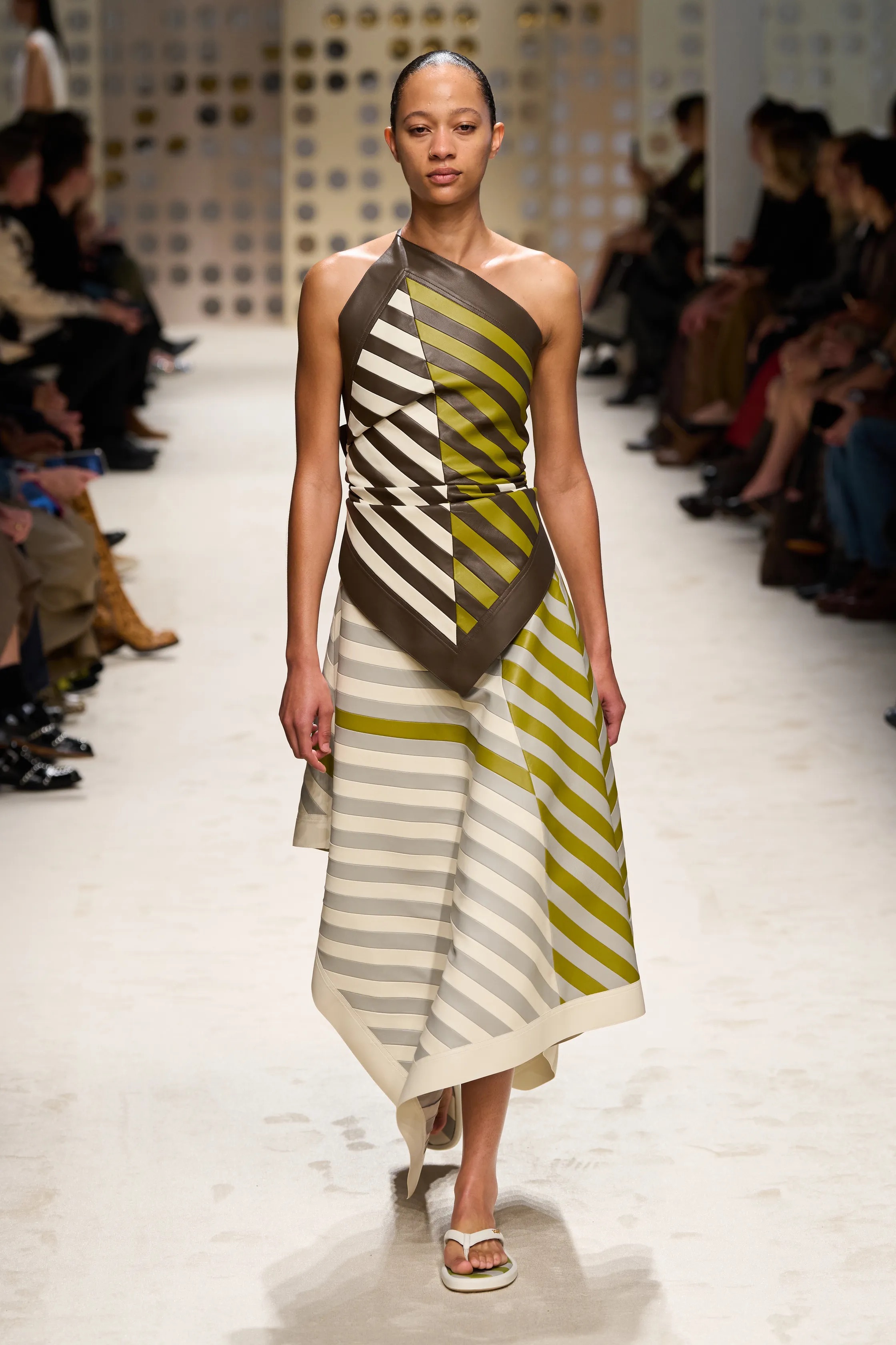 Оранжевый, бельевая эстетика и колорблокинг: Неделя моды в Милане весна-лето 2026 в макро- и микротрендах (фото 75)